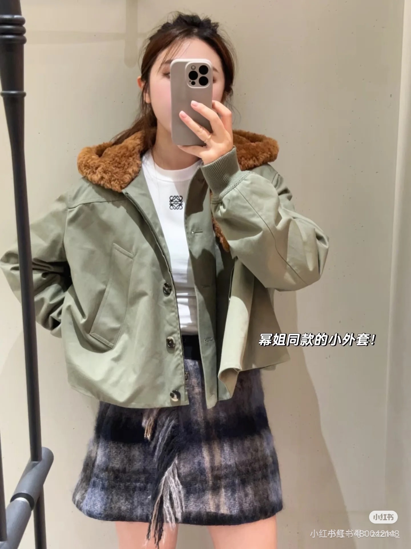 NO:608255,Jacket Loew* 25Fw new autumn and winter hooded detachable zipper-breasted cotton jacket丨Exclusive high-end version!  The cape-style umbrella-shaped A-line cut shows a fashionable style. With the button-down zipper design, it shows the brand style. The outfit shows your personality. The fur-integrated hat design is decorated with a lettered leather patch on the back. It is full of style. It modifies the waist to make you slim and loose. The complete set has more brand charm. It is fashionable and trendy. You are not afraid of challenges in dressing. Ready for sale S/M/L,, loewe, jackets & coats, hats, alexander wang19860909外套Loew* 25Fw秋冬新款 连帽可拆卸拉链排扣棉服外套丨独家高版出品！斗篷式伞状A字裁剪 尽显时髦格调穿搭 配合排扣拉链式设计 展现品牌风范 穿搭尽显个性风采 皮毛一体帽子设计 后背饰以字母皮牌 造型感十足 修饰腰身显瘦松弛 成套搭配更具品牌魅力 时髦潮流 穿搭无惧挑战 现货发售S/M/L,,loewe,jackets & coats,hats,alexander wang,Women's clothing