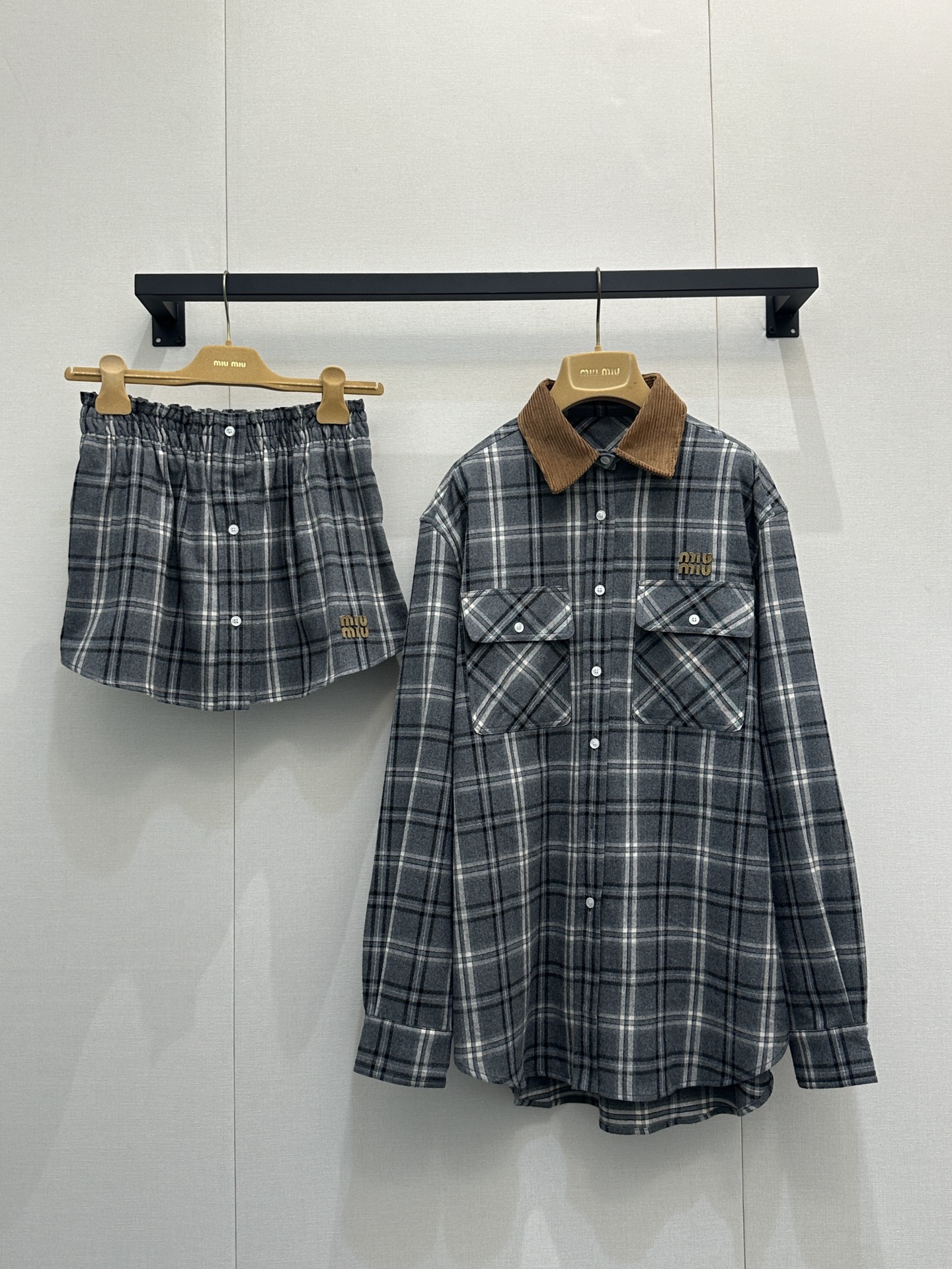 NO:609206,(Shirt) MiuMi* 25FW new autumn and winter retro plaid flannel long-sleeved shirt丨Original development!  High quality production!  The original customized gray plaid + flannel base brings a retro and lazy atmosphere. The corduroy spliced collar + embroidered logo is a Miu-style sweet and cool design. The oversized version can be worn alone as a skirt or layered as a base layer. It is casual and hides the skin. It can be worn with the same style.  The series of plaid skirts are for retro girls. You can wear them effortlessly fashionable in one piece~ Ready-made S/M/L large quantities of real photos, miumiu, versace, skirts, shirts, alexander  wang19860909（衬衫） MiuMi* 25FW秋冬新款 复古格纹法兰绒长袖衬衫丨原版开发！高版出品！原版定制灰调格纹+法兰绒基底自带复古慵懒氛围,灯芯绒拼接领+刺绣Logo是Miu式甜酷小心机,oversize版型既能单穿当裙装,也能叠穿打底,随性又藏肉.搭同系列格纹半裙是复古少女,一件就能穿出毫不费力的时髦感~现货发售S/M/L大货实拍,,miumiu,versace,skirts,shirts,alexander wang,Women's clothing