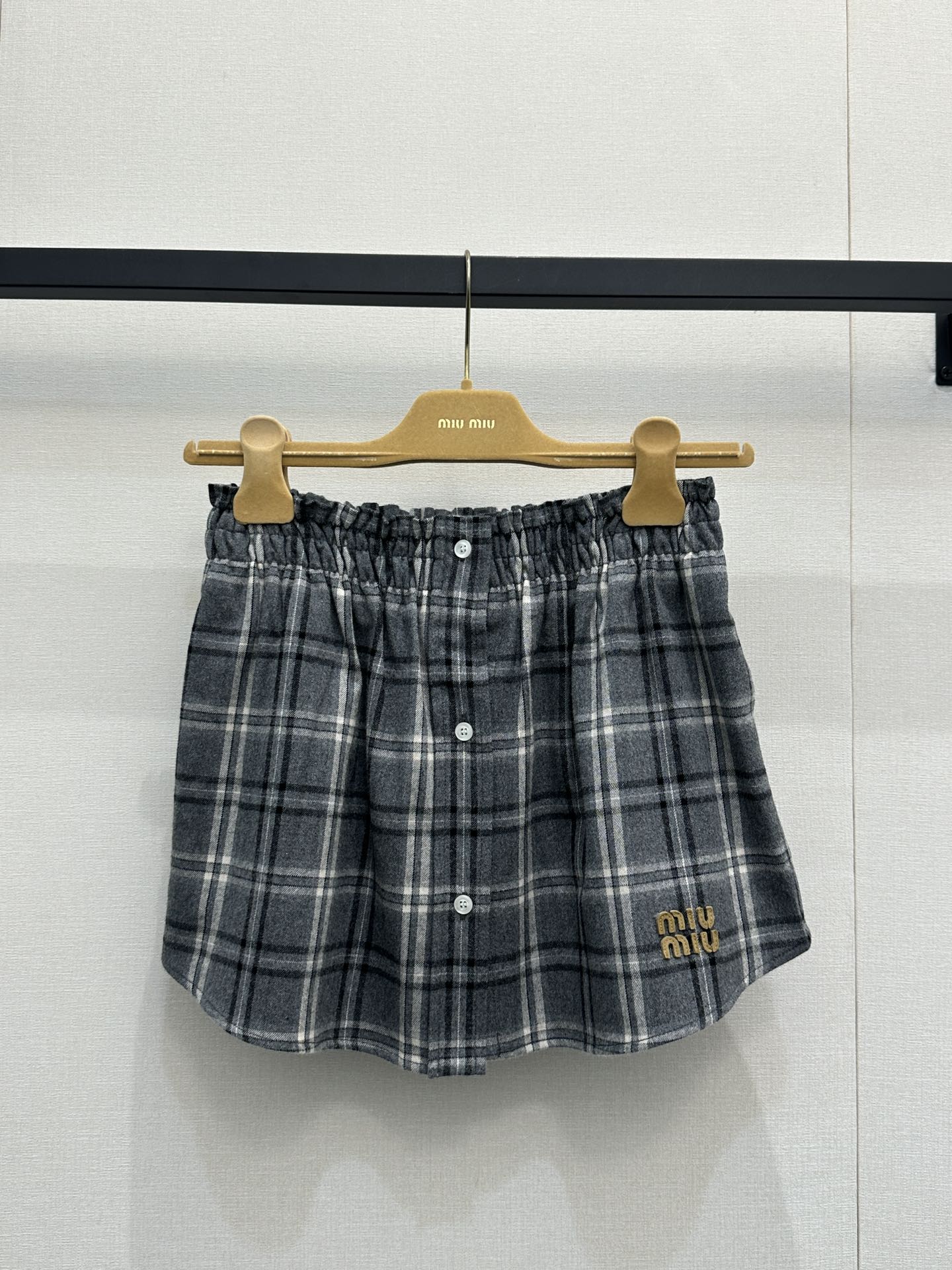 NO:609216,(Skirt) MiuMi* 25FW new autumn and winter style retro college style elastic waist skirt丨original development!  High quality production!  The gray plaid + flannel texture brings a retro atmosphere. The elastic waist + single-breasted design combines comfort and sweetness. The MIUMIU embroidered logo on the skirt is low-key and delicate. The short version just exposes the legs and shows the proportions. It is suitable for layering with various tops. It is a lazy school girl with the same series of shirts. One piece can revitalize the entire autumn and winter wardrobe ~ Ready-made S/M/L large quantities of real photos, miumiu, skirts, shirts, alexander wang19860909（半裙）MiuMi* 25FW秋冬新款 复古学院风格纹松紧腰半裙丨原版开发！高版出品！灰调格纹+法兰绒质感自带复古氛围,松紧腰+单排扣设计兼顾舒适与甜妹感,裙摆的MIUMIU刺绣Logo是低调的精致小心机,短款版型刚好露腿显比例,适配各种上衣叠穿.搭同系列衬衫是慵懒学姐,一条就能盘活整个秋冬衣橱~现货发售S/M/L大货实拍,,miumiu,skirts,shirts,alexander wang,Women's clothing