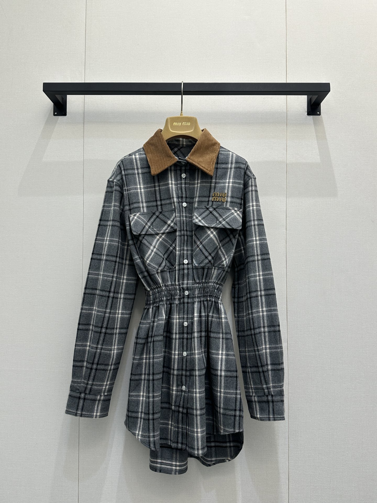 NO:609225,(Shirt Skirt) Miu Mi* 25FW new autumn and winter plaid flannel waist shirt skirt丨original development!  High quality production!  Gray-toned plaid + flannel fabric, with a warm and waxy retro filter, corduroy color-blocking collar + embossed logo on the chest, full of retro details; waist-cinching shirring design just pinches the waistline, and the loose shirt skirt instantly changes into a 'go up and down' style, which can also be used by small people.  Wear with neat proportions; single-breasted buttons on the front + large patch pockets, easy to put on and take off daily, and can carry small items, casual and practical. Available in stock, S/M/L, large quantities, real photos, miumiu, skirts, shirts, alexander  wang19860909（衬衫裙）Miu Mi* 25FW秋冬新款 格纹法兰绒收腰衬衫裙丨原版开发！高版出品！灰调格纹+法兰绒面料,自带暖糯的复古滤镜,灯芯绒拼色领+胸前浮雕Logo,复古细节拉满；收腰抽褶设计刚好掐出腰线,宽松衬衫裙秒变“上松下滑”的藏肉版型,小个子也能穿出利落比例；前襟单排扣+大贴袋,日常穿脱方便还能揣小物件,随性又实用.现货发售S/M/L大货实拍,,miumiu,skirts,shirts,alexander wang,Women's clothing