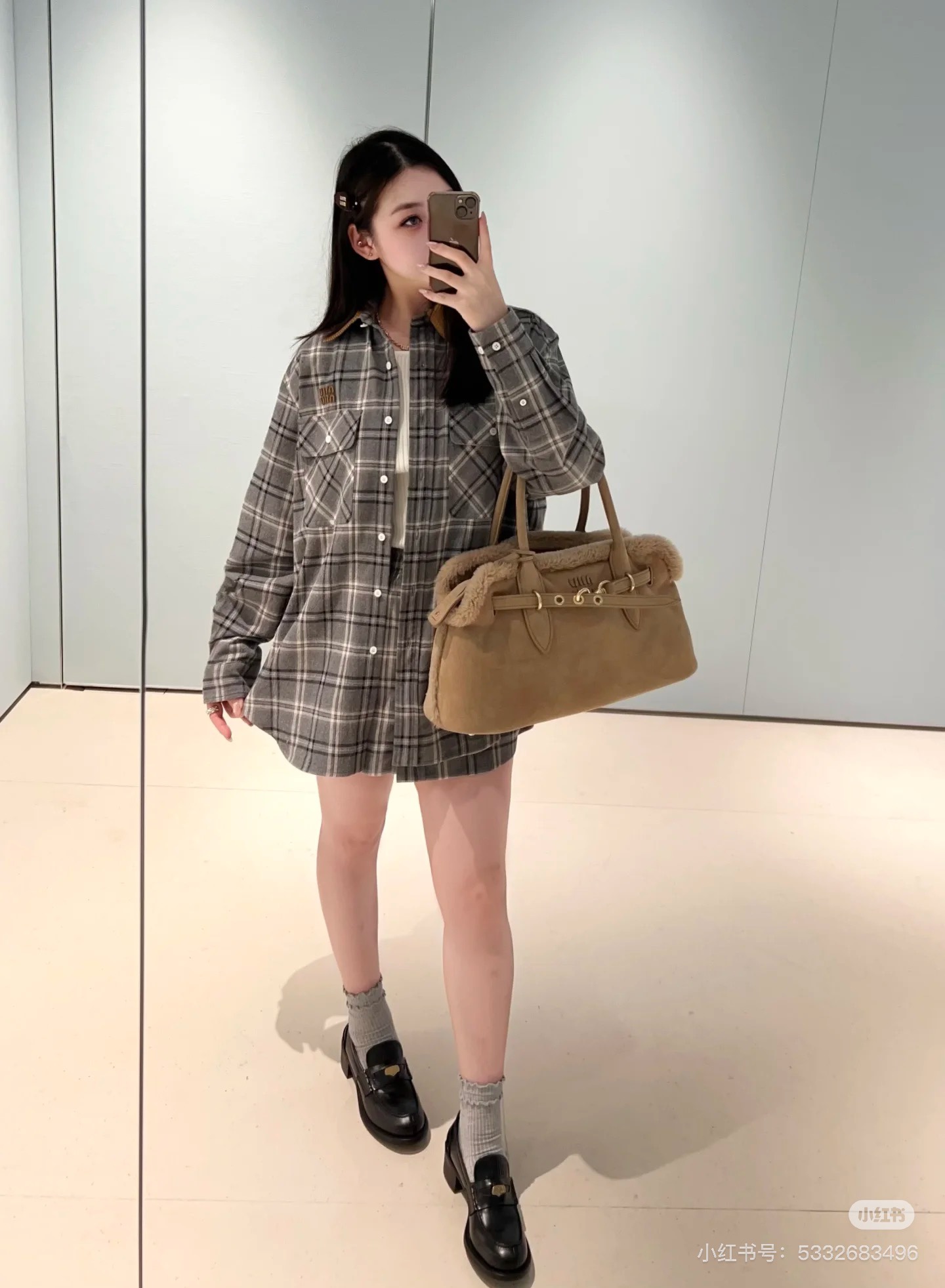 NO:609211,(Shirt) MiuMi* 25FW new autumn and winter retro plaid flannel long-sleeved shirt丨Original development!  High quality production!  The original customized gray plaid + flannel base brings a retro and lazy atmosphere. The corduroy splicing collar + embroidered logo is a Miu-style sweet and cool design. The oversized version can be worn alone as a skirt or layered as a base, casual and hidden. Pair it with the plaid skirt of the same series for a retro girl. You can wear it with one piece to look effortlessly fashionable~ Available now S/M/L,, miumiu, versace, skirts, shirts, alexander wang19860909（衬衫） MiuMi* 25FW秋冬新款 复古格纹法兰绒长袖衬衫丨原版开发！高版出品！原版定制灰调格纹+法兰绒基底自带复古慵懒氛围,灯芯绒拼接领+刺绣Logo是Miu式甜酷小心机,oversize版型既能单穿当裙装,也能叠穿打底,随性又藏肉.搭同系列格纹半裙是复古少女,一件就能穿出毫不费力的时髦感~现货发售S/M/L,,miumiu,versace,skirts,shirts,alexander wang,Women's clothing