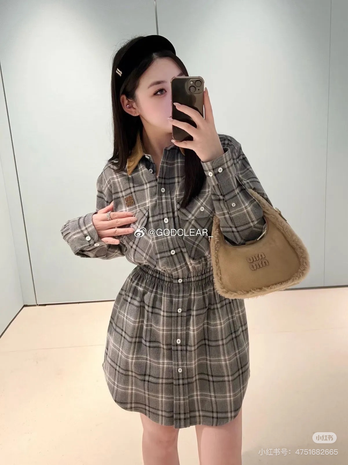 NO:609231,(Shirt Skirt) Miu Mi* 25FW new autumn and winter plaid flannel waist shirt skirt丨original development!  High quality production!  Gray-toned plaid + flannel fabric, with a warm and waxy retro filter, corduroy color-blocking collar + embossed logo on the chest, full of retro details; waist-cinching shirring design just pinches the waistline, and the loose shirt skirt instantly changes into a 'up and down' style, for a small person  It can also be worn with neat proportions; single-breasted buttons on the front + large patch pockets, easy to put on and take off daily, and can carry small items, casual and practical. Available in stock S/M/L, miumiu, skirts, shirts, alexander  wang19860909（衬衫裙）Miu Mi* 25FW秋冬新款 格纹法兰绒收腰衬衫裙丨原版开发！高版出品！灰调格纹+法兰绒面料,自带暖糯的复古滤镜,灯芯绒拼色领+胸前浮雕Logo,复古细节拉满；收腰抽褶设计刚好掐出腰线,宽松衬衫裙秒变“上松下滑”的藏肉版型,小个子也能穿出利落比例；前襟单排扣+大贴袋,日常穿脱方便还能揣小物件,随性又实用.现货发售S/M/L,,miumiu,skirts,shirts,alexander wang,Women's clothing