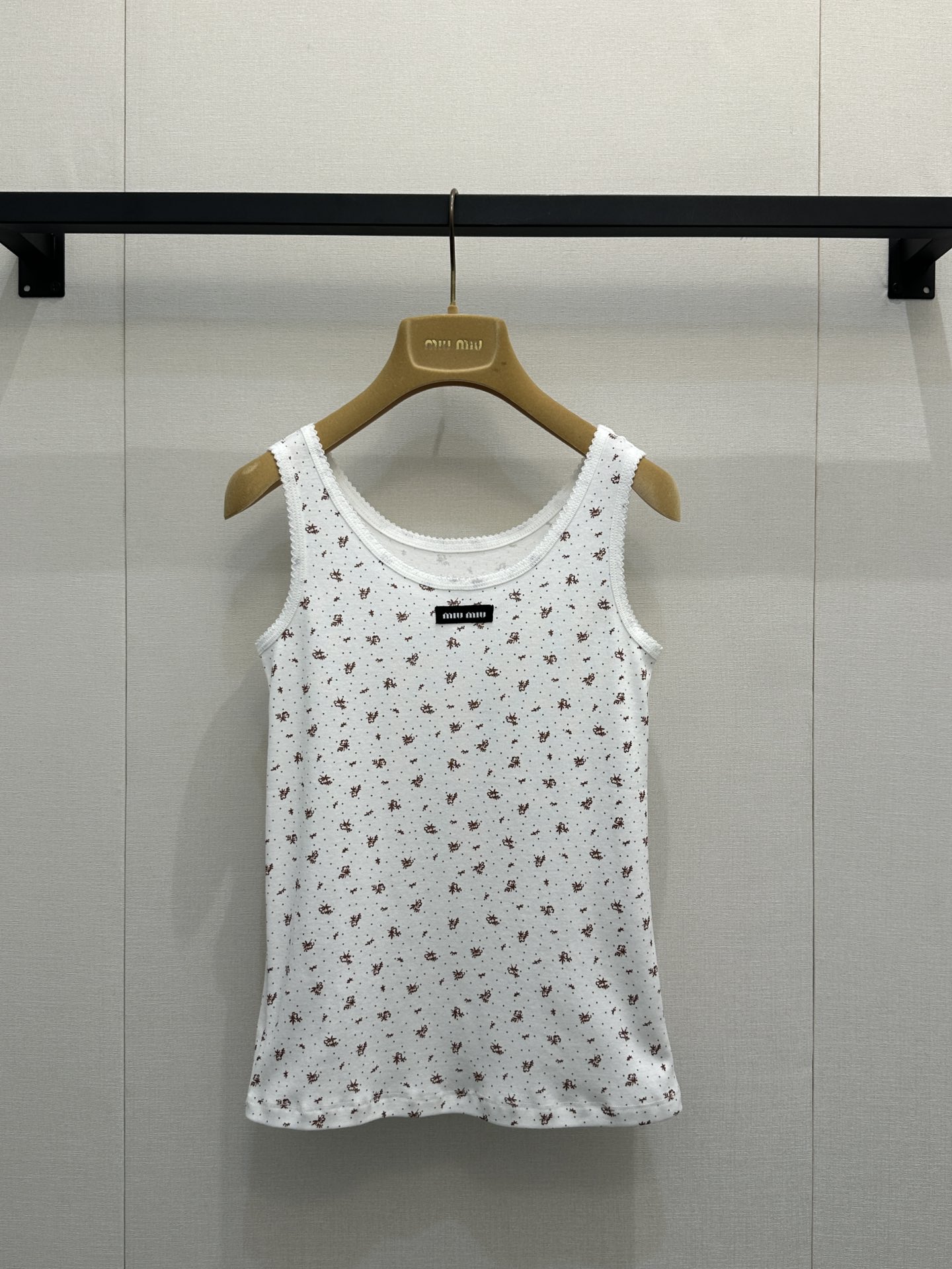 NO:609236,(Vest) Mium*u 26Fw early spring new style micro-label floral print T-shirt丨Exclusive high-end version!  Made of soft and skin-friendly knitted fabric, it has micro-elastic properties and fits the body shape without being tight. The white background is covered with mini floral prints, and the neckline is embellished with the iconic black micro-label webbing. The sweet elements are integrated with minimalist luxury brand recognition, and the slim-fitting micro-elastic tailoring can outline the silhouette.  The body shape is curved, but not too cramped. It is compatible with various body types and can be easily controlled for daily commuting and dating out. Available in stock, S/M/L, large quantities, real shots, miumiu, tees, t-shirt, alexander  wang19860909（背心）Mium*u 26Fw早春新款 微标碎花印花T恤丨独家高版出品！选用软糯亲肤的针织面料,自带微弹属性,贴合身形却不紧绷,白底铺陈迷你碎花印花,领口处点缀标志性黑色微标织带,甜美元素里融入极简奢牌辨识度,修身微弹剪裁,既能勾勒身形曲线,又不会过于局促,兼容各种身型,日常通勤、约会出街都能轻松驾驭.现货发售S/M/L大货实拍,,miumiu,tees，t-shirt,alexander wang,Women's clothing
