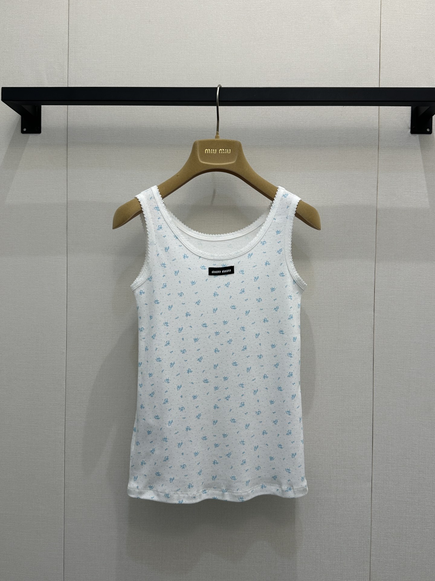 NO:609246,(Vest) Mium*u 26Fw early spring new style micro-label floral print T-shirt丨Exclusive high-end version!  Made of soft and skin-friendly knitted fabric, it has micro-elastic properties and fits the body shape without being tight. The white background is covered with mini floral prints, and the neckline is embellished with the iconic black micro-label webbing. The sweet elements are integrated with minimalist luxury brand recognition, and the slim-fitting micro-elastic tailoring can outline the silhouette.  The body shape is curved, but not too cramped. It is compatible with various body types and can be easily controlled for daily commuting and dating out. Available in stock, S/M/L, large quantities, real shots, miumiu, tees, t-shirt, alexander  wang19860909（背心）Mium*u 26Fw早春新款 微标碎花印花T恤丨独家高版出品！选用软糯亲肤的针织面料,自带微弹属性,贴合身形却不紧绷,白底铺陈迷你碎花印花,领口处点缀标志性黑色微标织带,甜美元素里融入极简奢牌辨识度,修身微弹剪裁,既能勾勒身形曲线,又不会过于局促,兼容各种身型,日常通勤、约会出街都能轻松驾驭.现货发售S/M/L大货实拍,,miumiu,tees，t-shirt,alexander wang,Women's clothing