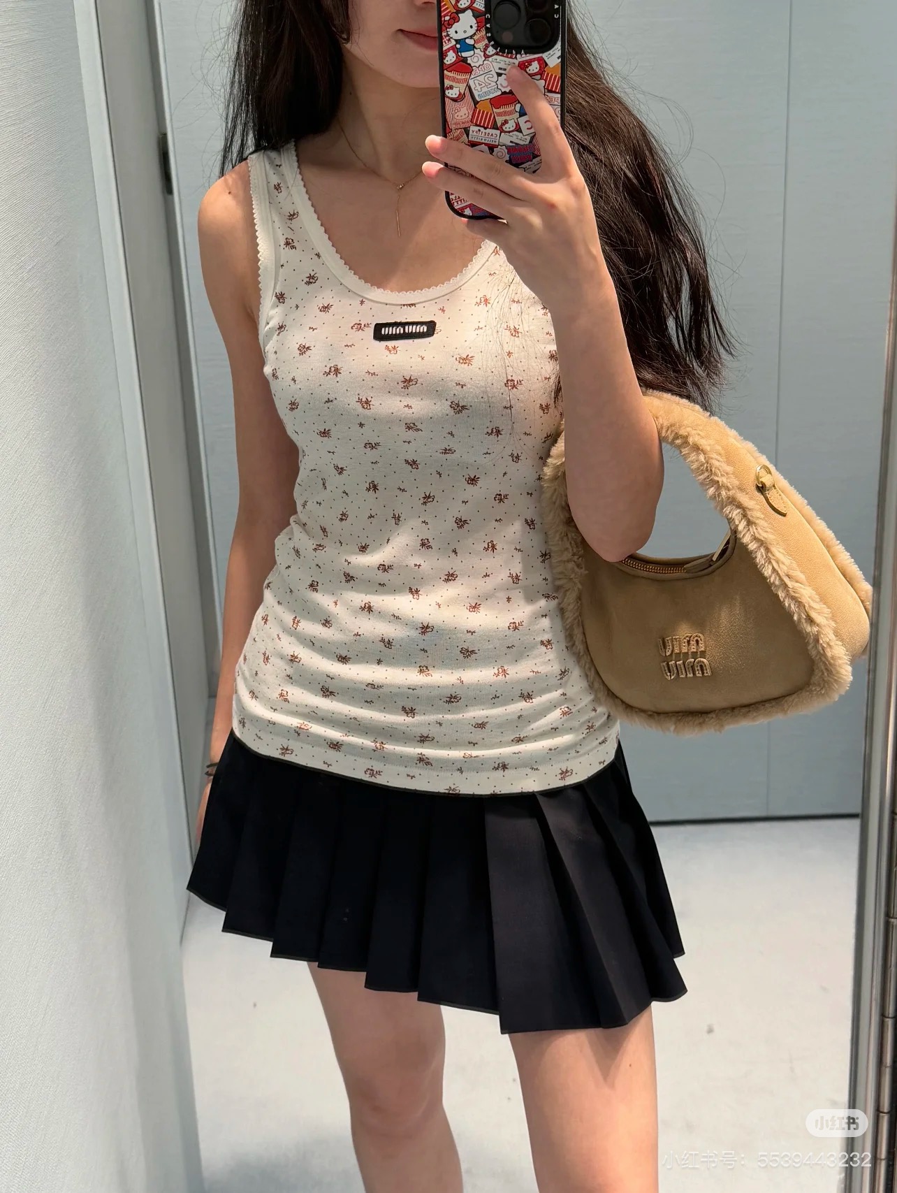 NO:609241,(Vest) Mium*u 26Fw early spring new style micro-label floral print T-shirt丨Exclusive high-end version!  Made of soft and skin-friendly knitted fabric, it has micro-elastic properties and fits the body shape without being tight. The white background is covered with mini floral prints, and the neckline is embellished with the iconic black micro-label webbing. The sweet elements are integrated with minimalist luxury brand recognition. The slim-fitting micro-elastic tailoring can be used both  It outlines the body curve without being too cramped. It is compatible with various body types and can be easily used for daily commuting and dating. Available in stock in S/M/L, miumiu, tees, t-shirt, and alexander.  wang19860909（背心）Mium*u 26Fw早春新款 微标碎花印花T恤丨独家高版出品！选用软糯亲肤的针织面料,自带微弹属性,贴合身形却不紧绷,白底铺陈迷你碎花印花,领口处点缀标志性黑色微标织带,甜美元素里融入极简奢牌辨识度,修身微弹剪裁,既能勾勒身形曲线,又不会过于局促,兼容各种身型,日常通勤、约会出街都能轻松驾驭.现货发售S/M/L,,miumiu,tees，t-shirt,alexander wang,Women's clothing