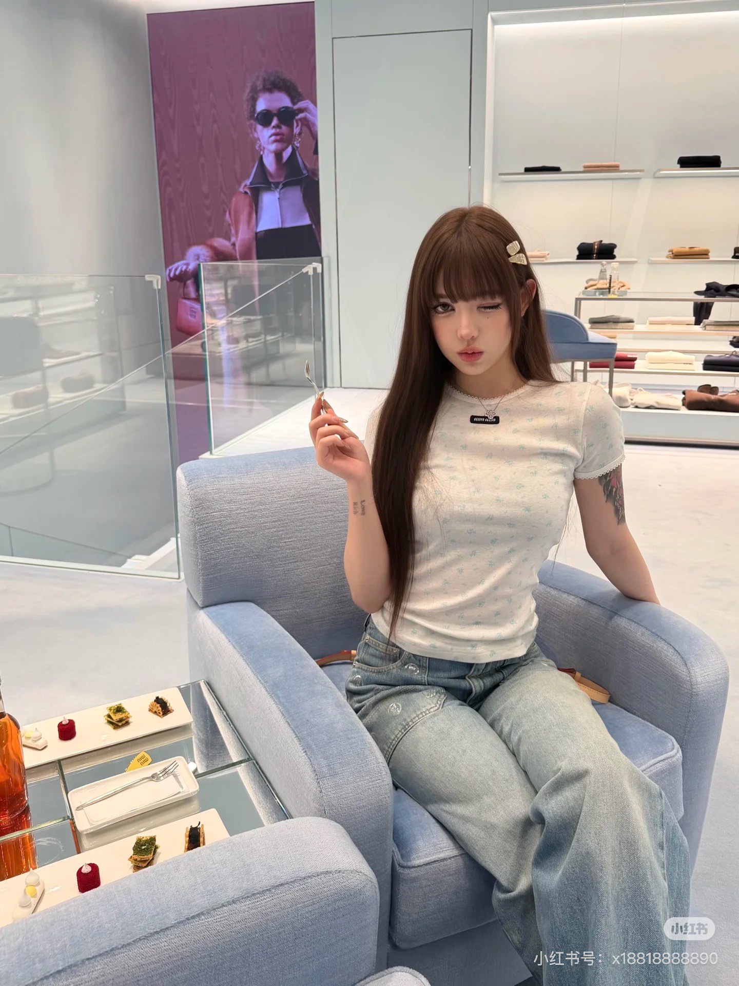 NO:609239,(Short-sleeved) Mium*u 26Fw early spring new style micro-label floral print T-shirt | Exclusive high-end version!  Made of soft and skin-friendly knitted fabric, it has micro-elastic properties and fits the body shape without being tight. The white background is covered with mini floral prints. The neckline is embellished with the iconic black micro-label webbing. The sweet elements are integrated with minimalist luxury brand recognition. The slim-fitting micro-elastic tailoring can outline the body shape.  Curved, not too cramped, compatible with various body shapes, easy to control for daily commuting, dating and going out. Available in stock S/M/L,,miumiu,T-shirt,tees,t-shirt,alexander  wang19860909（短袖）Mium*u 26Fw早春新款 微标碎花印花T恤丨独家高版出品！选用软糯亲肤的针织面料,自带微弹属性,贴合身形却不紧绷,白底铺陈迷你碎花印花,领口处点缀标志性黑色微标织带,甜美元素里融入极简奢牌辨识度,修身微弹剪裁,既能勾勒身形曲线,又不会过于局促,兼容各种身型,日常通勤、约会出街都能轻松驾驭.现货发售S/M/L,,miumiu,T-shirt,tees，t-shirt,alexander wang,Women's clothing