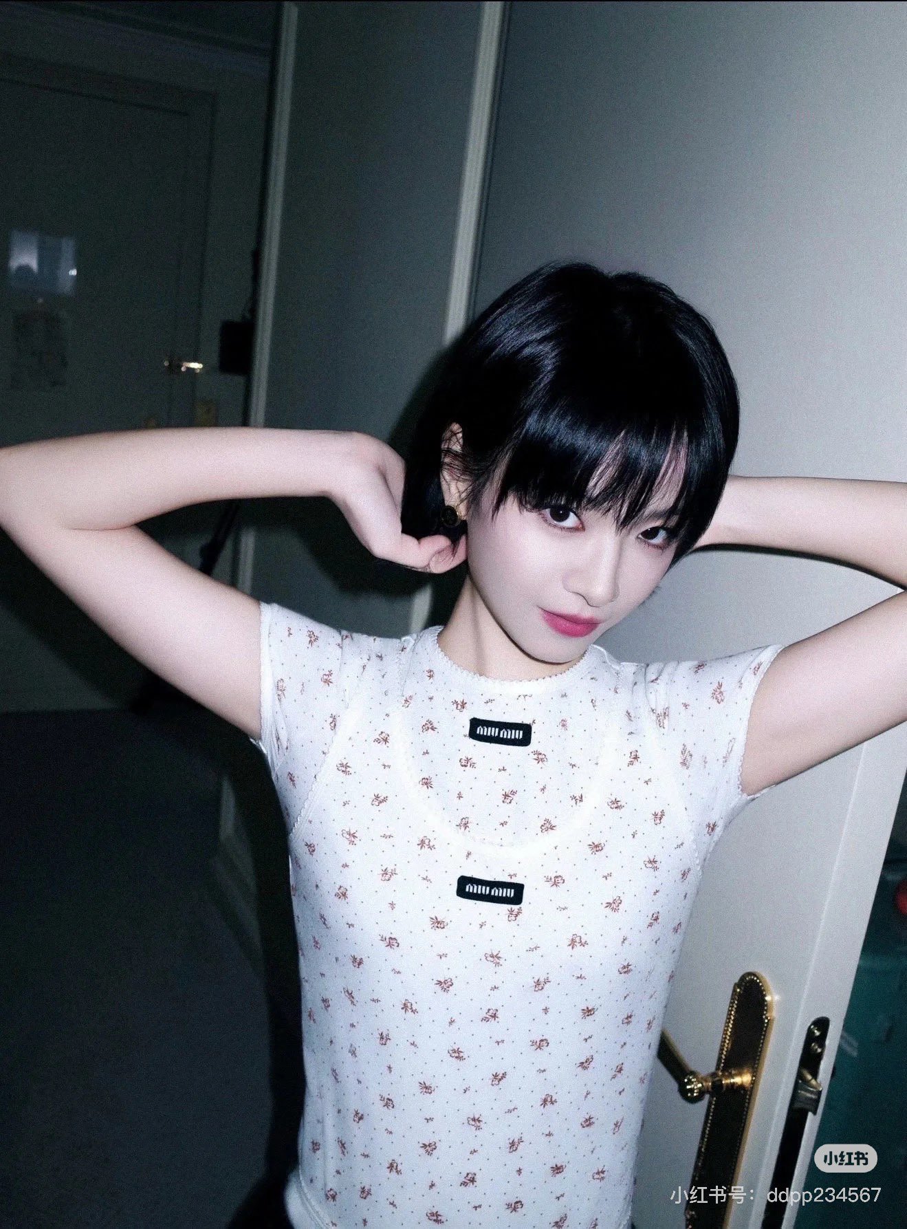 NO:609228,(Short-sleeved) Mium*u 26Fw early spring new style micro-label floral print T-shirt | Exclusive high-end version!  Made of soft and skin-friendly knitted fabric, it has micro-elastic properties and fits the body shape without being tight. The white background is covered with mini floral prints. The neckline is embellished with the iconic black micro-label webbing. The sweet elements are integrated with minimalist luxury brand recognition. The slim-fitting micro-elastic tailoring can outline the body shape.  Curved, not too cramped, compatible with various body shapes, easy to control for daily commuting, dating and going out. Available in stock S/M/L,,miumiu,T-shirt,tees,t-shirt,alexander  wang19860909（短袖）Mium*u 26Fw早春新款 微标碎花印花T恤丨独家高版出品！选用软糯亲肤的针织面料,自带微弹属性,贴合身形却不紧绷,白底铺陈迷你碎花印花,领口处点缀标志性黑色微标织带,甜美元素里融入极简奢牌辨识度,修身微弹剪裁,既能勾勒身形曲线,又不会过于局促,兼容各种身型,日常通勤、约会出街都能轻松驾驭.现货发售S/M/L,,miumiu,T-shirt,tees，t-shirt,alexander wang,Women's clothing