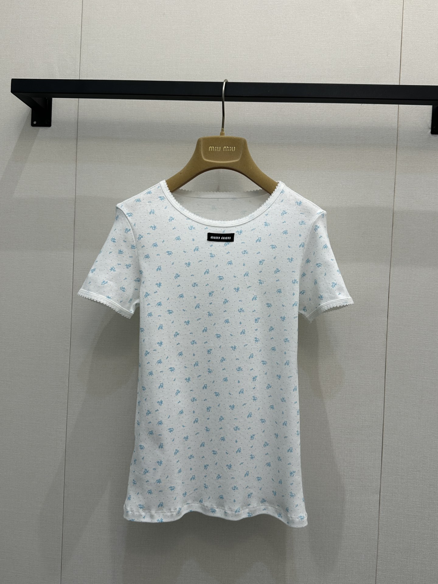 NO:609234,(Short-sleeved) Mium*u 26Fw early spring new style micro-label floral print T-shirt | Exclusive high-end version!  Made of soft and skin-friendly knitted fabric, it has micro-elastic properties and fits the body shape without being tight. The white background is covered with mini floral prints, and the neckline is embellished with the iconic black micro-label webbing. The sweet elements are integrated with minimalist luxury brand recognition, and the slim-fitting micro-elastic tailoring can outline the body curves.  , not too cramped, compatible with various body types, can be easily used for daily commuting, dating and going out. Ready-made S/M/L large quantities of real photos, miumiu, T-shirt, tees, t-shirt, alexander  wang19860909（短袖）Mium*u 26Fw早春新款 微标碎花印花T恤丨独家高版出品！选用软糯亲肤的针织面料,自带微弹属性,贴合身形却不紧绷,白底铺陈迷你碎花印花,领口处点缀标志性黑色微标织带,甜美元素里融入极简奢牌辨识度,修身微弹剪裁,既能勾勒身形曲线,又不会过于局促,兼容各种身型,日常通勤、约会出街都能轻松驾驭.现货发售S/M/L大货实拍,,miumiu,T-shirt,tees，t-shirt,alexander wang,Women's clothing