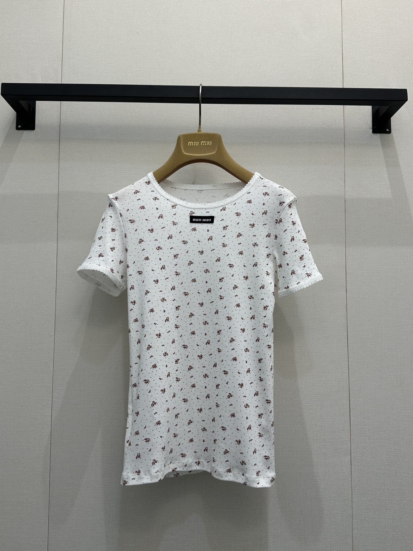 NO:609224,(Short-sleeved) Mium*u 26Fw early spring new style micro-label floral print T-shirt | Exclusive high-end version!  Made of soft and skin-friendly knitted fabric, it has micro-elastic properties and fits the body shape without being tight. The white background is covered with mini floral prints, and the neckline is embellished with the iconic black micro-label webbing. The sweet elements are integrated with minimalist luxury brand recognition, and the slim-fitting micro-elastic tailoring can outline the body curves.  , not too cramped, compatible with various body types, can be easily used for daily commuting, dating and going out. Ready-made S/M/L large quantities of real photos, miumiu, T-shirt, tees, t-shirt, alexander  wang19860909（短袖）Mium*u 26Fw早春新款 微标碎花印花T恤丨独家高版出品！选用软糯亲肤的针织面料,自带微弹属性,贴合身形却不紧绷,白底铺陈迷你碎花印花,领口处点缀标志性黑色微标织带,甜美元素里融入极简奢牌辨识度,修身微弹剪裁,既能勾勒身形曲线,又不会过于局促,兼容各种身型,日常通勤、约会出街都能轻松驾驭.现货发售S/M/L大货实拍,,miumiu,T-shirt,tees，t-shirt,alexander wang,Women's clothing
