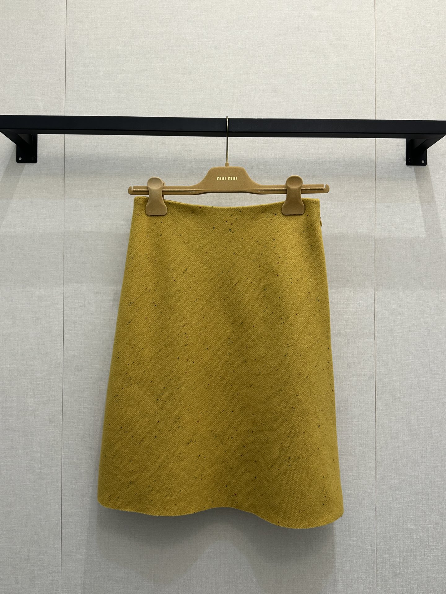 NO:609244,MiuMi* 25Fw new autumn and winter show color wool skirt丨original development!  High quality production!  It is made of wool blended fabric, with warm tones of red, green and orange plaid interwoven with a white base, and diagonal textures to break the dullness; echoing the show's design concept of 'symbiosis of practicality and gorgeousness'. The straight mid-length cut modifies the leg lines, from the purple turtleneck worn on the show to the pink top worn daily.  Colored T-shirts and lambswool jackets can both deduce a diverse style that combines retro style with contemporary sweetness and coolness, and are the finishing touch to brighten up the overall look in autumn and winter. Available in stock, S/M/L, large quantities, real shots, miumiu, skirts, jackets  & coats,tees,t-shirt,alexander wang19860909MiuMi* 25Fw秋冬新款 秀款彩色羊毛半身裙丨原版开发！高版出品！采用羊毛混纺面料,暖调红、绿、橙格纹交织白色基底,斜向纹理打破沉闷；呼应秀场“实用与华丽共生”的设计理念.直筒中长剪裁修饰腿部线条,从秀场搭配的紫色高领衫到日常叠穿的粉色T恤与羊羔毛外套,皆能演绎出兼具复古格韵与当代甜酷的多元风格,是秋冬造型中点亮整体的点睛之笔.现货发售S/M/L大货实拍,,miumiu,skirts,jackets & coats,tees，t-shirt,alexander wang,Women's clothing