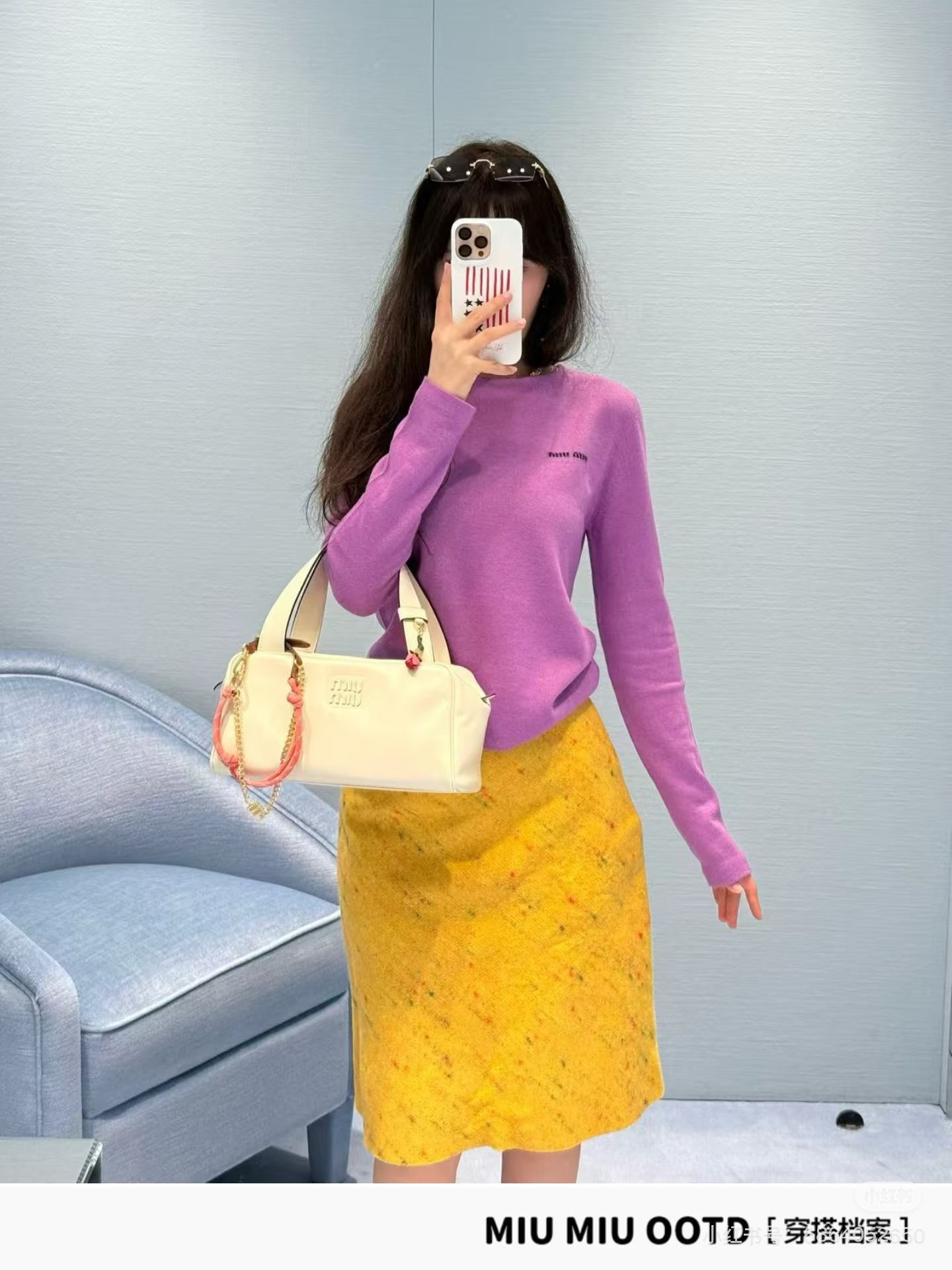 NO:609249,MiuMi* 25Fw new autumn and winter show color wool skirt丨original development!  High quality production!  It is made of wool blended fabric, with warm tones of red, green and orange plaid interwoven with a white base, and diagonal textures to break the dullness; echoing the show's design concept of 'symbiosis of practicality and gorgeousness'. The straight mid-length cut modifies the leg lines, from the purple turtleneck worn on the show to everyday layering.  The pink T-shirt and lamb wool jacket can both interpret a diverse style that combines retro style with contemporary sweetness and coolness, and are the finishing touch to brighten up the overall look in autumn and winter. Ready for sale S/M/L,, miumiu, skirts, jackets  & coats,tees,t-shirt,alexander wang19860909MiuMi* 25Fw秋冬新款 秀款彩色羊毛半身裙丨原版开发！高版出品！采用羊毛混纺面料,暖调红、绿、橙格纹交织白色基底,斜向纹理打破沉闷；呼应秀场“实用与华丽共生”的设计理念.直筒中长剪裁修饰腿部线条,从秀场搭配的紫色高领衫到日常叠穿的粉色T恤与羊羔毛外套,皆能演绎出兼具复古格韵与当代甜酷的多元风格,是秋冬造型中点亮整体的点睛之笔.现货发售S/M/L,,miumiu,skirts,jackets & coats,tees，t-shirt,alexander wang,Women's clothing