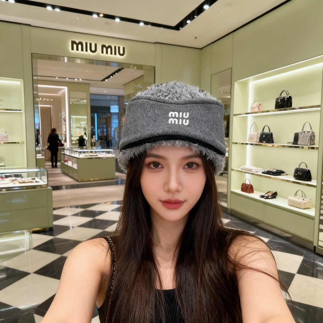 NO:609965,(Hair cap, neck scarf) Polar fleece hair cap. High-quality lamb wool fabric is selected in the opposite version. The texture is fine and dense, soft and skin-friendly. The classic head protection style can effectively resist cold wind and can be adjusted in size. It is a must-have item for fashionistas!  The adjustable lanyard design injects sweet elements into the overall look; the brand logo on the hat body is low-key and recognizable, and the details highlight the identity of the luxury brand, and the sweet and cool style is instantly complete!  1:1 awesome version, the latest early autumn items, look out for the exclusive high version, one size fits all, hats, alexander wang19860909（发帽、围脖）摇粒绒毛绒发帽.对版精选高品质羊羔毛面料,纹理细腻密实,触感柔软亲肤,经典护头版型有效抵御寒风、可调节大小 潮人必入搭配单品！ 可调节系绳设计为整体造型注入甜美元素；帽身品牌标识低调又具辨识度,细节处彰显奢牌身份,甜酷风格瞬间拉满！1:1超赞版型,早秋最新单品,认准独家高版本, 均码,,hats,alexander wang,Women's clothing