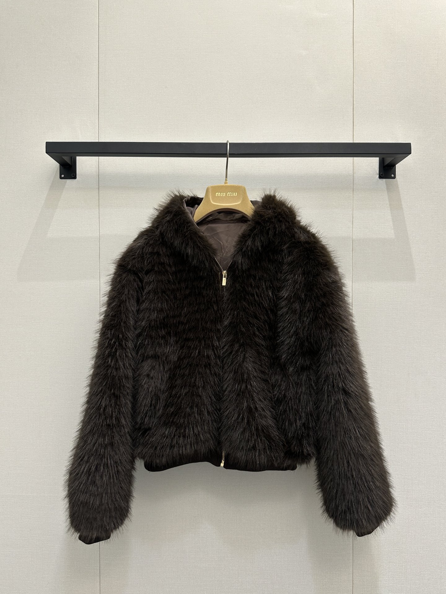 NO:611584,Exclusive first release!  High-end quality purchasing hot products!  Miu plush one-piece hooded zipper jacket!  The original customized composite fur feels soft and delicate, and the customized cotton wool lining is warm and comfortable!  The age-reduced girl is handsome and fashionable!  The classic hooded jacket is versatile and easy to wear. The logo logo leather plate is designed on the back. The perfect workmanship quality depends on the details. SML real shots,,miumiu,jackets & coats,jackets & coats,hats,alexander wang19860909独家首发！高端品质代购爆款！Miu毛绒一体连帽拉链夹克外套！原版定制复合皮草 手感柔软细腻,定制棉羊毛里衬保暖舒适！减龄少女气质帅气又时髦！连帽经典夹克百搭不挑人.后背设计logo标识皮牌 完美做工品质看细节.SML大货实拍,,miumiu,jackets & coats,jackets & coats,hats,alexander wang,Women's clothing