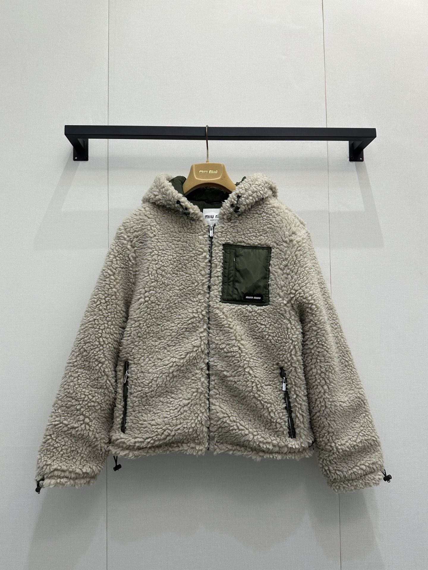 NO:609968,Comes with dust bag MiuM*u 25Fw new autumn and winter zipper hooded Teddy down jacket丨Original development!  High quality production!  Reshape the winter jacket with Teddy plush + matte down splicing. The apricot Teddy velvet wraps the body gently, and the military green matte down splicing brim/fly has its own 'sweet contrast'; the hood + drawstring waist + metal zipper have a Miu-style girly feel hidden in the details, which is practical to wear and looks small. Spot sale S/M/L large goods real shot,, miumiu, jackets & coats, down jacket, hats, alexander wang19860909配防尘袋 MiuM*u 25Fw秋冬新款 拉链连帽泰迪羽绒服外套丨原版开发！高版出品！以泰迪毛绒+哑光羽绒拼接重塑冬日外套,奶杏泰迪绒温柔裹身,军绿哑光羽绒拼接帽檐/门襟,自带“甜飒反差感”；连帽+抽绳收腰+金属拉链,细节里藏着Miu式少女感,实穿又显脸小.现货发售S/M/L大货实拍,,miumiu,jackets & coats,down jacket,hats,alexander wang,Women's clothing