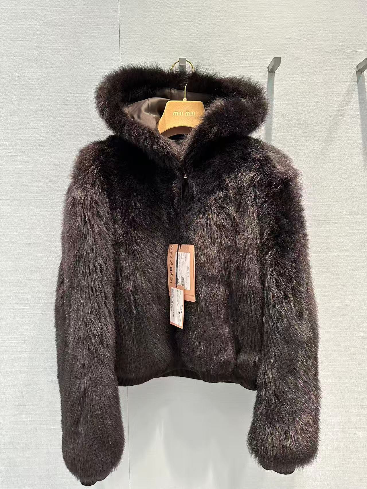 NO:611589,Exclusive first release!  High-end quality purchasing hot products!  Miu plush one-piece hooded zipper jacket!  The original customized composite fur feels soft and delicate, and the customized cotton wool lining is warm and comfortable!  The age-reduced girl is handsome and fashionable!  The classic hooded jacket is versatile and easy to wear. The logo logo leather tag is designed on the back. The perfect workmanship quality depends on the details. SML,,miumiu,jackets & coats,jackets & coats,hats,alexander wang19860909独家首发！高端品质代购爆款！Miu毛绒一体连帽拉链夹克外套！原版定制复合皮草 手感柔软细腻,定制棉羊毛里衬保暖舒适！减龄少女气质帅气又时髦！连帽经典夹克百搭不挑人.后背设计logo标识皮牌 完美做工品质看细节.SML,,miumiu,jackets & coats,jackets & coats,hats,alexander wang,Women's clothing