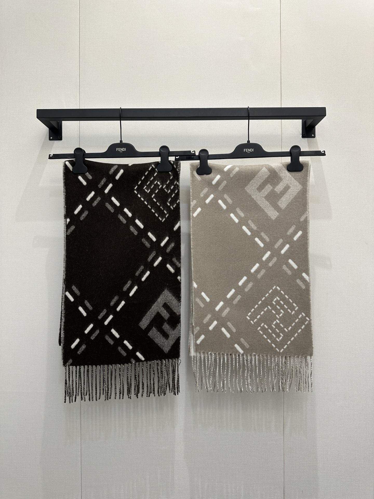 NO:611593,(Scarf) Fendi’s double-sided scarf is amazing! One side is classic brown, low-key and high-end, and it directly fills the atmosphere~ The other side is pure white, refreshing and gentle, suitable for various styles of outfits~ Double-sided switching is equivalent to having two scarves with different feelings, perfect for matching coats and suits in autumn and winter!  Real shots of large products,,fendi,business suit,alexander wang19860909（围巾）Fendi双面围巾太绝啦! 一面是经典棕,低调又高级,氛围感直接拉满~ 另一面是纯净白,清爽又温柔,适配各种风格的穿搭~双面切换,相当于拥有两条不同感觉的围巾,秋冬搭配大衣、西装都超合适！大货实拍,,fendi,business suit,alexander wang,Women's clothing