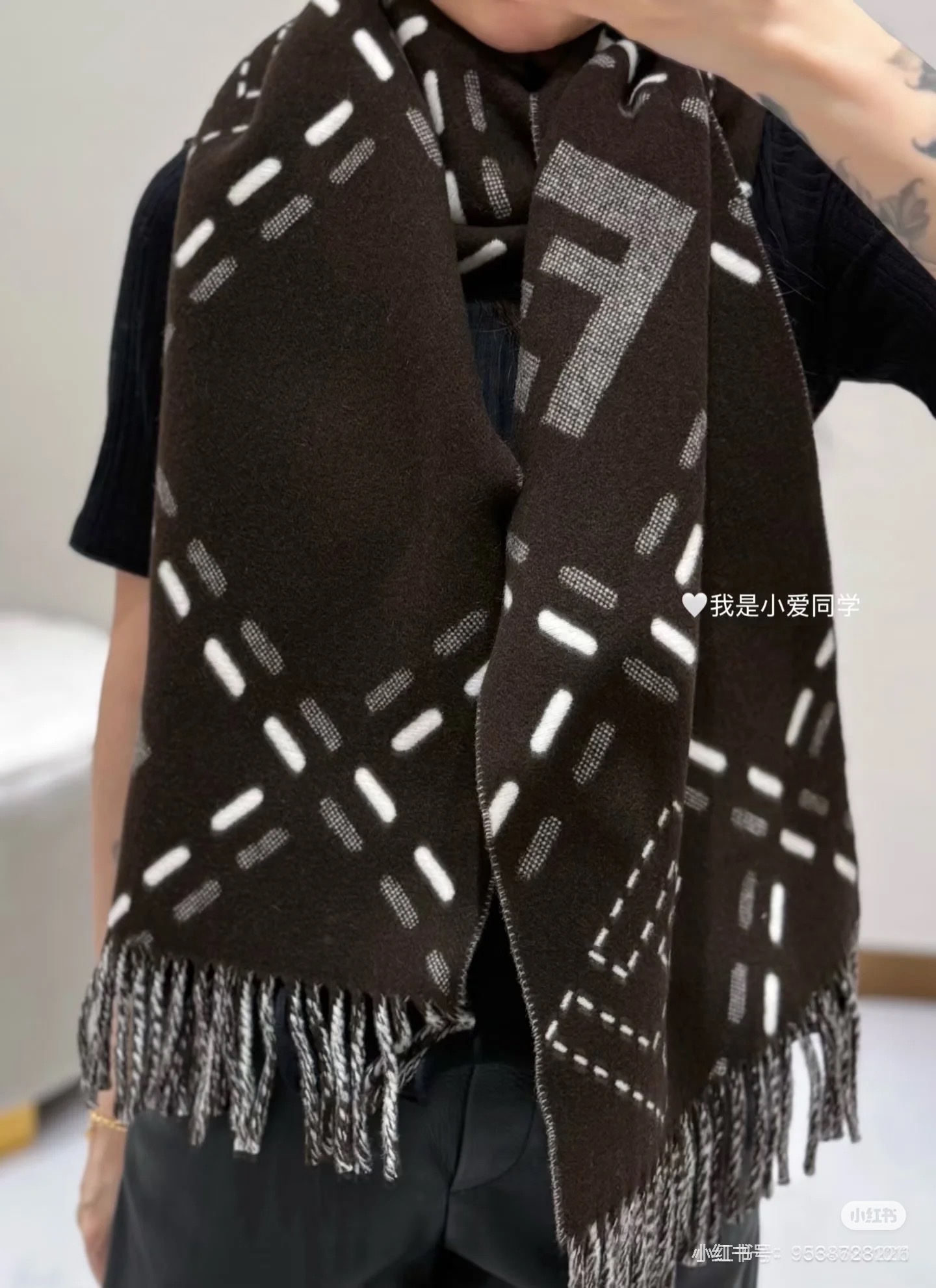 NO:611596,(Scarf) Fendi’s double-sided scarf is amazing! One side is classic brown, low-key and high-end, and it directly fills the atmosphere~ The other side is pure white, refreshing and gentle, suitable for various styles of outfits~ Double-sided switching is equivalent to having two scarves with different feelings, perfect for matching coats and suits in autumn and winter!  ,,fendi,business suit,alexander wang19860909（围巾）Fendi双面围巾太绝啦! 一面是经典棕,低调又高级,氛围感直接拉满~ 另一面是纯净白,清爽又温柔,适配各种风格的穿搭~双面切换,相当于拥有两条不同感觉的围巾,秋冬搭配大衣、西装都超合适！,,fendi,business suit,alexander wang,Women's clothing