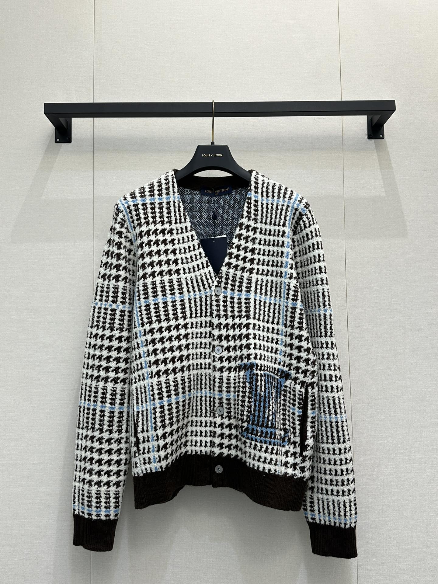 NO:611574,The retro plaid V-neck sweater is so atmospheric!  The plaid intertwined with brown and black comes with a 90s Hong Kong style filter, and the loose-shouldered version is lazy and slim. The fabric is crisp and not easy to wrinkle, and the buttons on the placket are the finishing touch. Unbutton two buttons to create a V-neck and lengthen the neck line. Paired with high-waisted jeans + canvas shoes, it is a youthful Hong Kong style. Paired with a skirt + high heels, it can switch to a retro femininity, and it is full of versatile attributes. Actual shot of SML's big product, high  heels,skirts,jeans,sweaters,alexander wang19860909复古格纹V领毛衣太有氛围感了！咖色与黑色交织的格纹,自带90年代港风滤镜,宽松落肩版型慵懒又显瘦.面料挺括不易皱,衣襟纽扣是点睛之笔,解开两颗扣子打造V领既视感,拉长颈部线条.搭配高腰牛仔裤+帆布鞋是青春港风,配半身裙+高跟鞋又能切换复古女人味,百搭属性拉满.SML大货实拍,,high heels,skirts,jeans,sweaters,alexander wang,Women's clothing