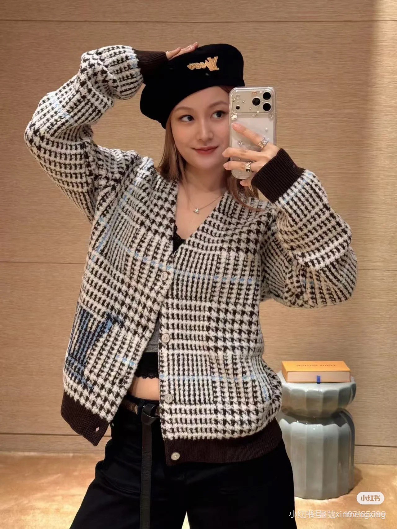 NO:611579,The retro plaid V-neck sweater is so atmospheric!  The plaid intertwined with brown and black comes with a 90s Hong Kong style filter. The loose-shouldered version is lazy and slim. The fabric is crisp and not easy to wrinkle, and the buttons on the placket are the finishing touch. Unbutton two buttons to create a V-neck and lengthen the neck line. Paired with high-waisted jeans + canvas shoes, it is a youthful Hong Kong style. Paired with a skirt + high heels, it can switch to retro femininity, and it is full of versatile attributes. SML,,high  heels,skirts,jeans,sweaters,alexander wang19860909复古格纹V领毛衣太有氛围感了！咖色与黑色交织的格纹,自带90年代港风滤镜,宽松落肩版型慵懒又显瘦.面料挺括不易皱,衣襟纽扣是点睛之笔,解开两颗扣子打造V领既视感,拉长颈部线条.搭配高腰牛仔裤+帆布鞋是青春港风,配半身裙+高跟鞋又能切换复古女人味,百搭属性拉满.SML,,high heels,skirts,jeans,sweaters,alexander wang,Women's clothing