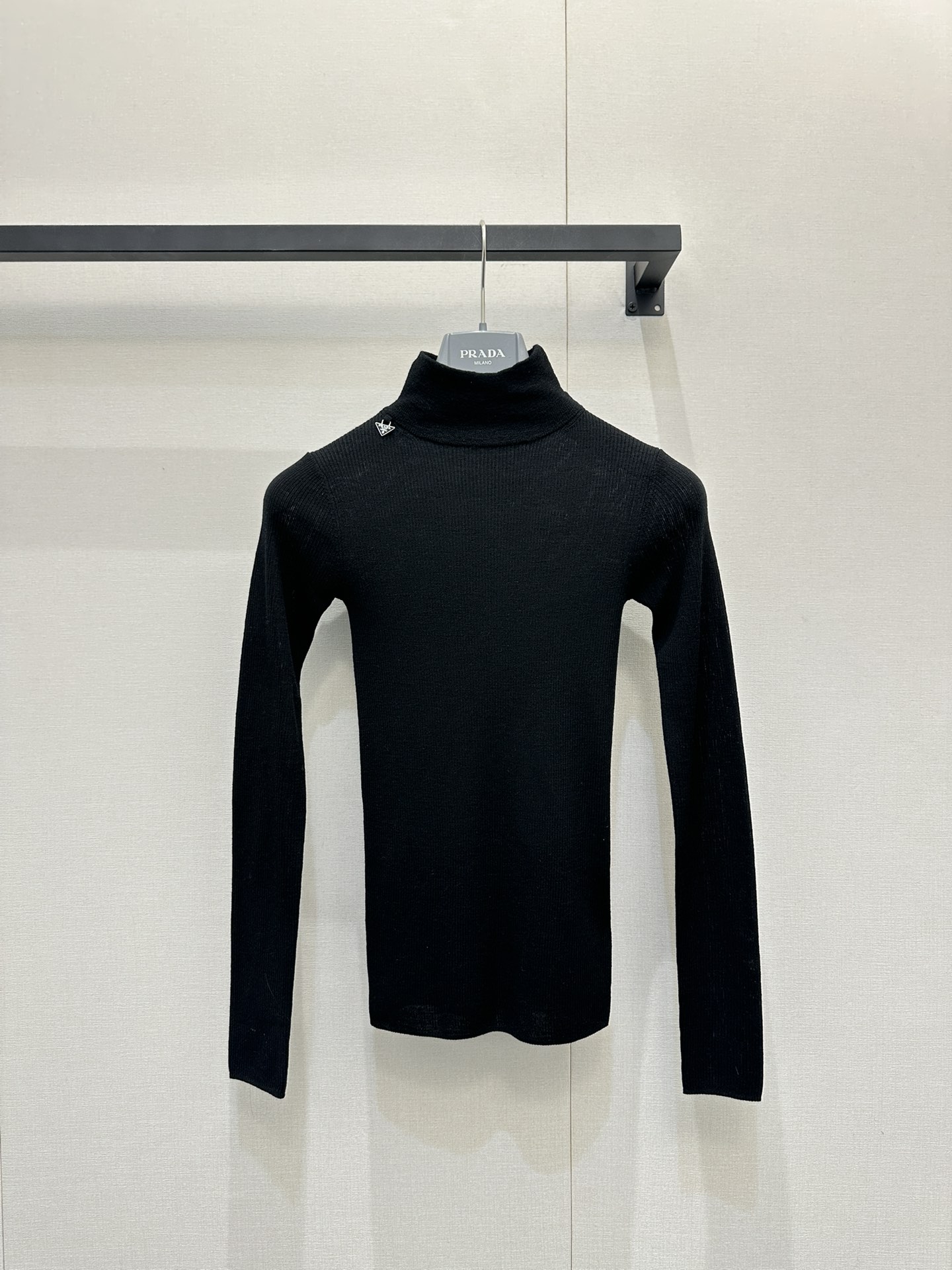 NO:621749,PRAD*25 new autumn and winter style. The top version of the thin stand-up collar sweater has a minimalist and refined sense of low-key. It is made of fine-count wool and is actually more comfortable than expected. It is suitable for frequent wear. The stretch frame is very elastic and can be easily worn as an inner layer without being bloated. It looks ordinary, but you may not be able to fully appreciate its advantages through pictures. The comfort of the upper body is the key!  Actual shots of SML large products, prada, alexander wang19860909PRAD*25秋冬新款 顶级版本轻薄立领针织衫极简精致并存的低调感,精纺细支数羊毛针织,实际上身舒适感超出了预期,适合频繁穿着,拉架弹力很大,轻松做内搭不会臃肿,看似普通,通过图片可能无法完全体会其优势的衣服,上身的舒适感是其关键！SML大货实拍,,prada,alexander wang,Women's clothing