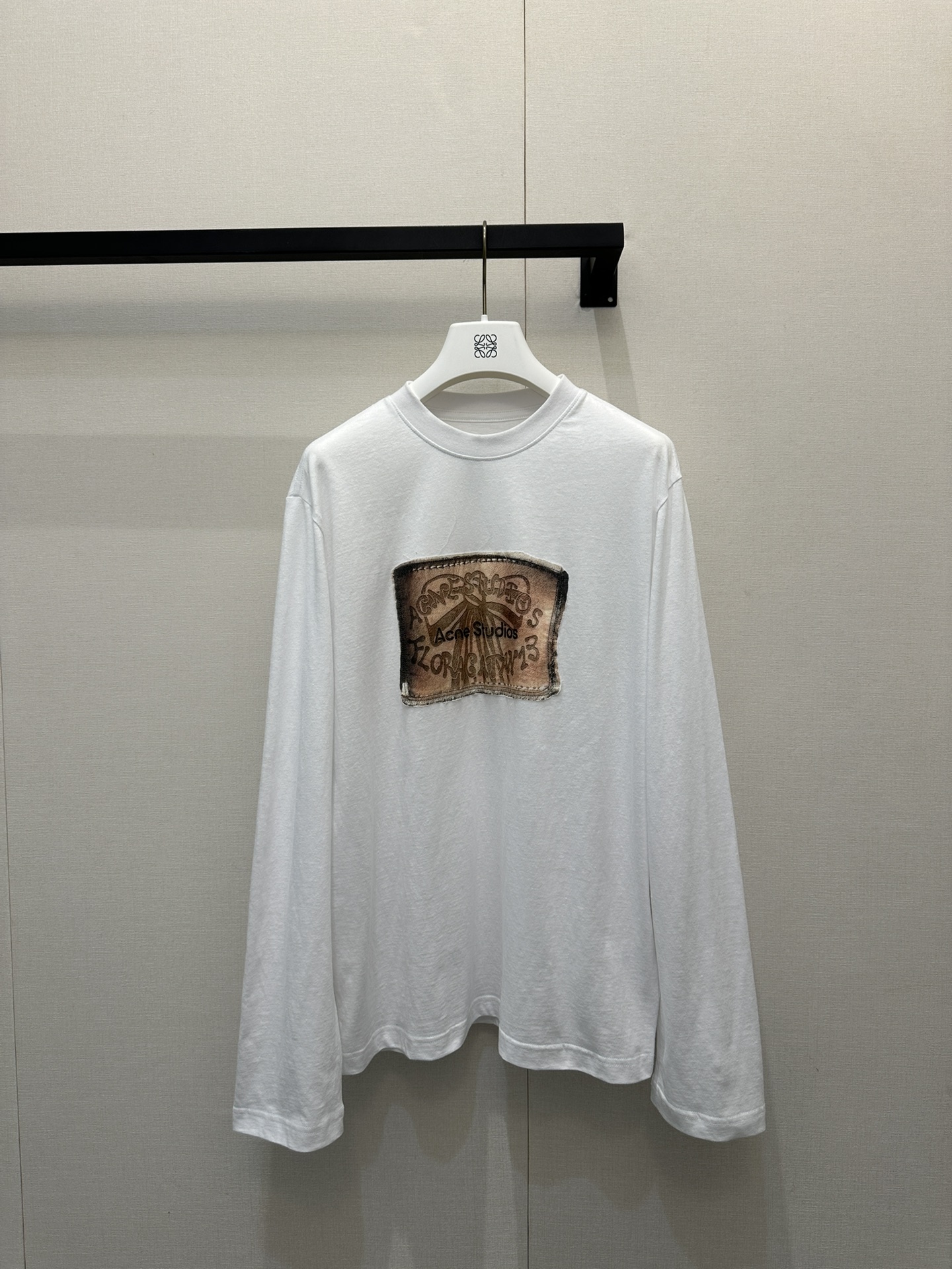 NO:621745,Acne Studi*s 25Fw new autumn and winter logo retro printed round neck long-sleeved T-shirt | Original development!  High quality production!  This season’s “Retro Badge” series is so aesthetically pleasing!  Off-white gray fabric + distressed leather heraldry print, letters mixed with dark bow patterns, built-in vintage filter ~ loose dropped shoulders + long sleeves, it looks lazy and casual with jeans, and it will become a god when paired with the bear jeans of the same series!  Wearing jeans is lazy and casual. It is suitable for inner layering or single wear in autumn and winter. The details are all texture. S/M/L ready for sale, large quantities of real photos, Acne studios, jeans, tees, t-shirt, alexander wang19860909Acne Studi*s 25Fw秋冬新款 徽标复古印花圆领长袖T恤丨原版开发！高版出品！本季的「复古徽章」系列太戳审美！米白胚布+做旧皮质纹章印花,字母混着蝴蝶结暗纹,自带vintage滤镜~宽松落肩+加长袖型,搭牛仔裤是慵懒随性,配同系列小熊牛仔直接封神！搭牛仔裤是慵懒随性,秋冬内搭/单穿都适配,细节里全是质感.现货发售S/M/L大货实拍,,acne studios,jeans,tees，t-shirt,alexander wang,Women's clothing