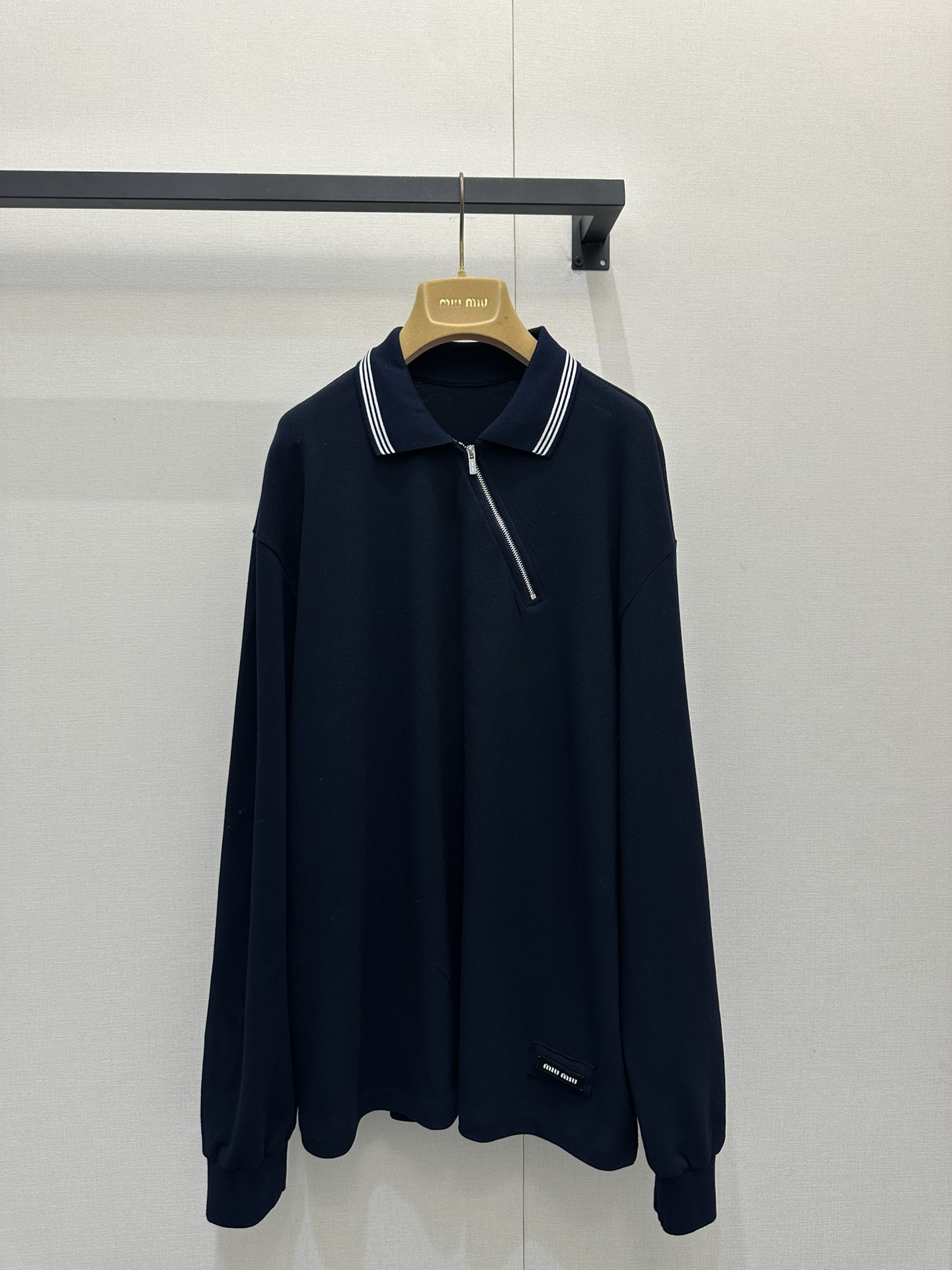 NO:621743,Miumi* 26 new spring and summer style oblique zipper letter embroidered Polo collar long-sleeved shirt originally developed and produced in high quality!  Customized high-density piqué cotton fabric, very wide and stylish, showing sporty elegance. The upper body is attractive, breathable, comfortable and has a sense of luxury. Striped edge design, three-dimensional chapter embroidered letter logo embellishment on the hem. The loose-fitting upper body looks slim and elegant!  Spot SML large goods real shot,,miumiu,alexander wang19860909Miumi* 26春夏新款 斜拉链字母刺绣Polo领长袖衫 原版开发 高版出品！定制高密珠地棉面料 挺阔有型 彰显运动优雅 魅力上身透气舒适又自带高级感 条纹边缘设计 衣摆立体章仔刺绣字母logo点缀 宽松剪裁上身显瘦又大气！现货 SML大货实拍,,miumiu,alexander wang,Women's clothing