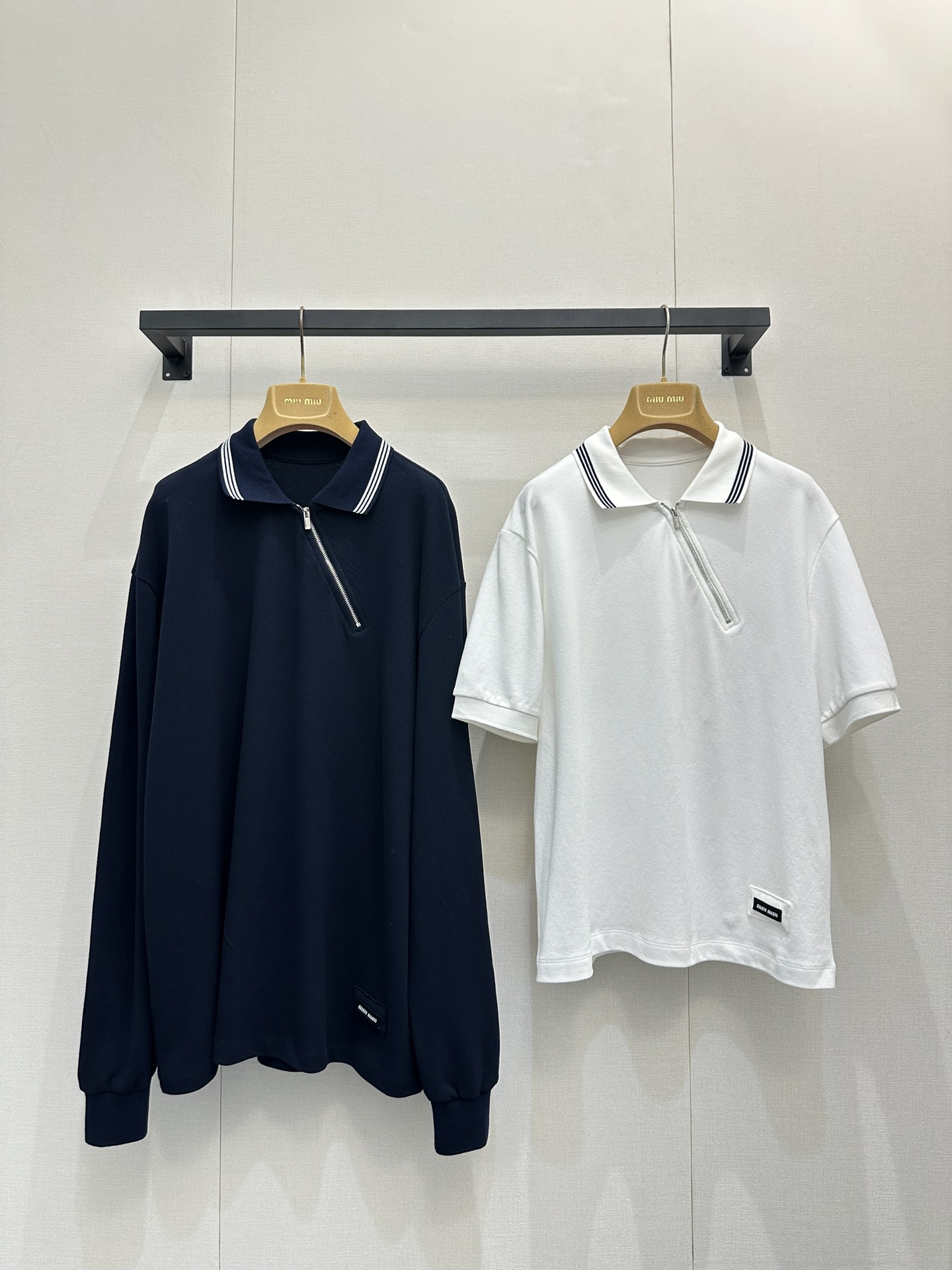 NO:621741,Miumi* 26 new spring and summer style diagonal zipper letter embroidered Polo collar short-sleeved shirt, originally developed and produced in high quality!  Customized high-density piqué cotton fabric, very wide and stylish, showing sporty elegance. The upper body is attractive, breathable, comfortable and has a sense of luxury. Striped edge design, three-dimensional chapter embroidered letter logo embellishment on the hem. The loose-fitting upper body looks slim and elegant!  Spot SML large goods real shot,,miumiu,T-shirt,alexander wang19860909Miumi* 26春夏新款 斜拉链字母刺绣Polo领短袖衫 原版开发 高版出品！定制高密珠地棉面料 挺阔有型 彰显运动优雅 魅力上身透气舒适又自带高级感 条纹边缘设计 衣摆立体章仔刺绣字母logo点缀 宽松剪裁上身显瘦又大气！现货 SML大货实拍,,miumiu,T-shirt,alexander wang,Women's clothing