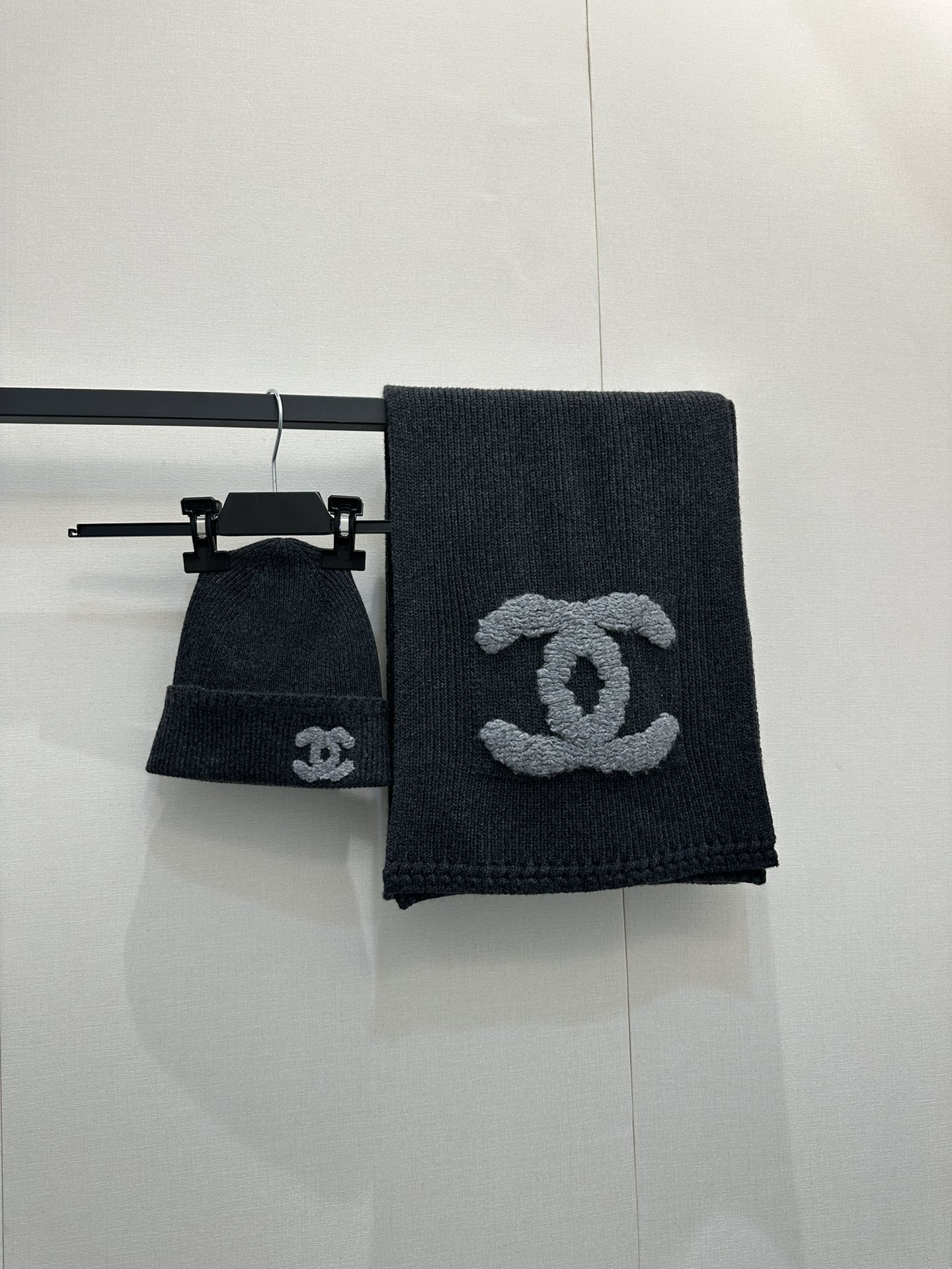 NO:621756,Actual shots of large quantities of goods (hats) (scarves) Chane*25 new autumn and winter styles, vertical pit strips and double C contrasting color logos. Full of autumn and winter atmosphere ~ soft, waxy and delicate material is easy to get!  Exclusively customized imported yb cashmere material, embellished with classic double C embroidery logo patterns, highlighting the brand's elegance, unique charm and exquisite texture!  1:1 awesome version, the latest item for early autumn. Look out for the exclusive high version of hats, scarves, chanel, hats, alexander wang19860909大货实拍（帽子）（围巾）Chane*25秋冬新款  竖坑条双C撞色徽标.秋冬氛围感拉满～软糯细腻的材质轻松get！独家定制进口yb山羊绒材质,经典双C刺绣徽标图案点缀,彰显品牌优雅独特魅力质感绝绝子！1:1超赞版型,早秋最新单品 认准独家高版本帽子 围巾,,chanel,hats,alexander wang,Women's clothing