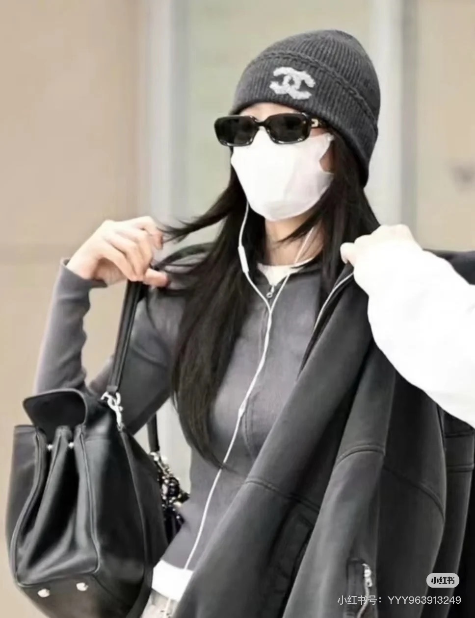 NO:621739,(Hat) (Scarf) Chane*25 new autumn and winter style, vertical pit strips and double C contrasting color logo. Full of autumn and winter atmosphere ~ soft, waxy and delicate material, easy to get!  Exclusively customized imported yb cashmere material, embellished with classic double C embroidery logo patterns, highlighting the brand's elegance, unique charm and exquisite texture!  1:1 awesome version, the latest early autumn items, look for the exclusive high version, chanel, hats, alexander wang19860909（帽子）（围巾）Chane*25秋冬新款  竖坑条双C撞色徽标.秋冬氛围感拉满～软糯细腻的材质轻松get！独家定制进口yb山羊绒材质,经典双C刺绣徽标图案点缀,彰显品牌优雅独特魅力质感绝绝子！1:1超赞版型,早秋最新单品 认准独家高版本,,chanel,hats,alexander wang,Women's clothing