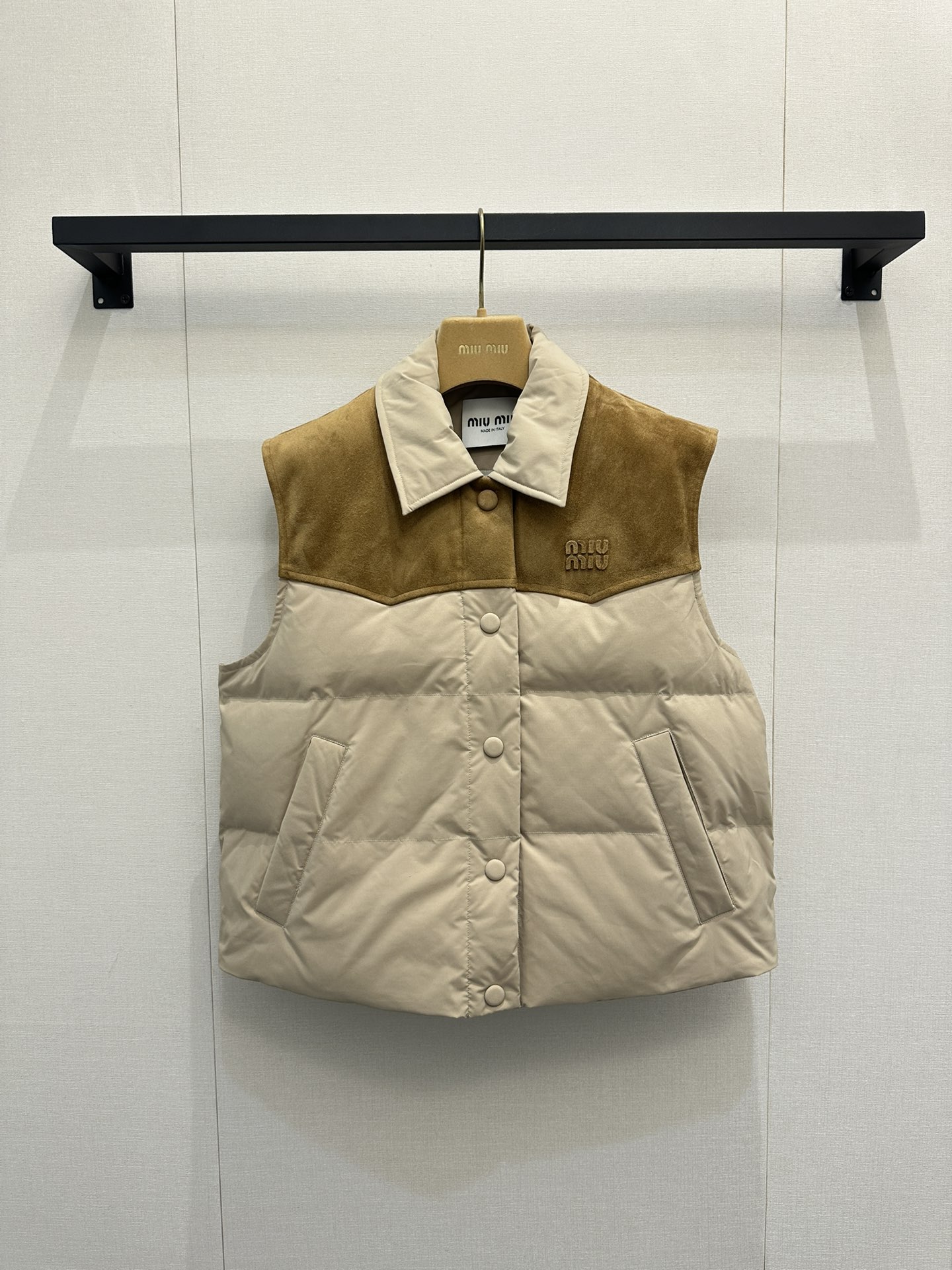 NO:624346,Comes with dust bag (specially crafted clothes cannot be washed, ironed, or touched with water) *25new high-end show style suede and down vest is made of real suede and windproof and waterproof materials. The texture is super invincible and high-end!  The three-dimensional tailoring is very tolerant to your figure!  Exclusively customized imported yb suede cowhide leather with 90 national standard white goose down material. The delivery of the matching material is time-consuming and material-the same color brand logo is embroidered on the chest, and the matching electroplated hardware accessories. The whole piece is low-key and connotative~it is easy to match with any~1:1 awesome version. The latest single product in early autumn. Look for the exclusive high version SML real shot of large goods,, down jacket, cowhide, chamois leather, alexander wang19860909配防尘袋（特殊工艺衣物不能水洗 不能熨烫,不能碰水） *25new高定秀款麂皮绒拼羽绒马甲整件拼接做真麂皮绒与防风防水材质搭配质感超级无敌高级！立体剪裁版型对身材包容度极佳！ 独家定制进口yb麂皮牛皮革搭配90国标白鹅绒材质,对版材质出货费时且费料～胸前同色品牌logo刺绣点缀,对版电镀五金配饰,整件低调有内涵～随意搭配都轻松拿捏～1:1超赞版型 早秋最新单品 认准独家高版本 SML大货实拍,,down jacket,cowhide,chamois leather,alexander wang,Women's clothing