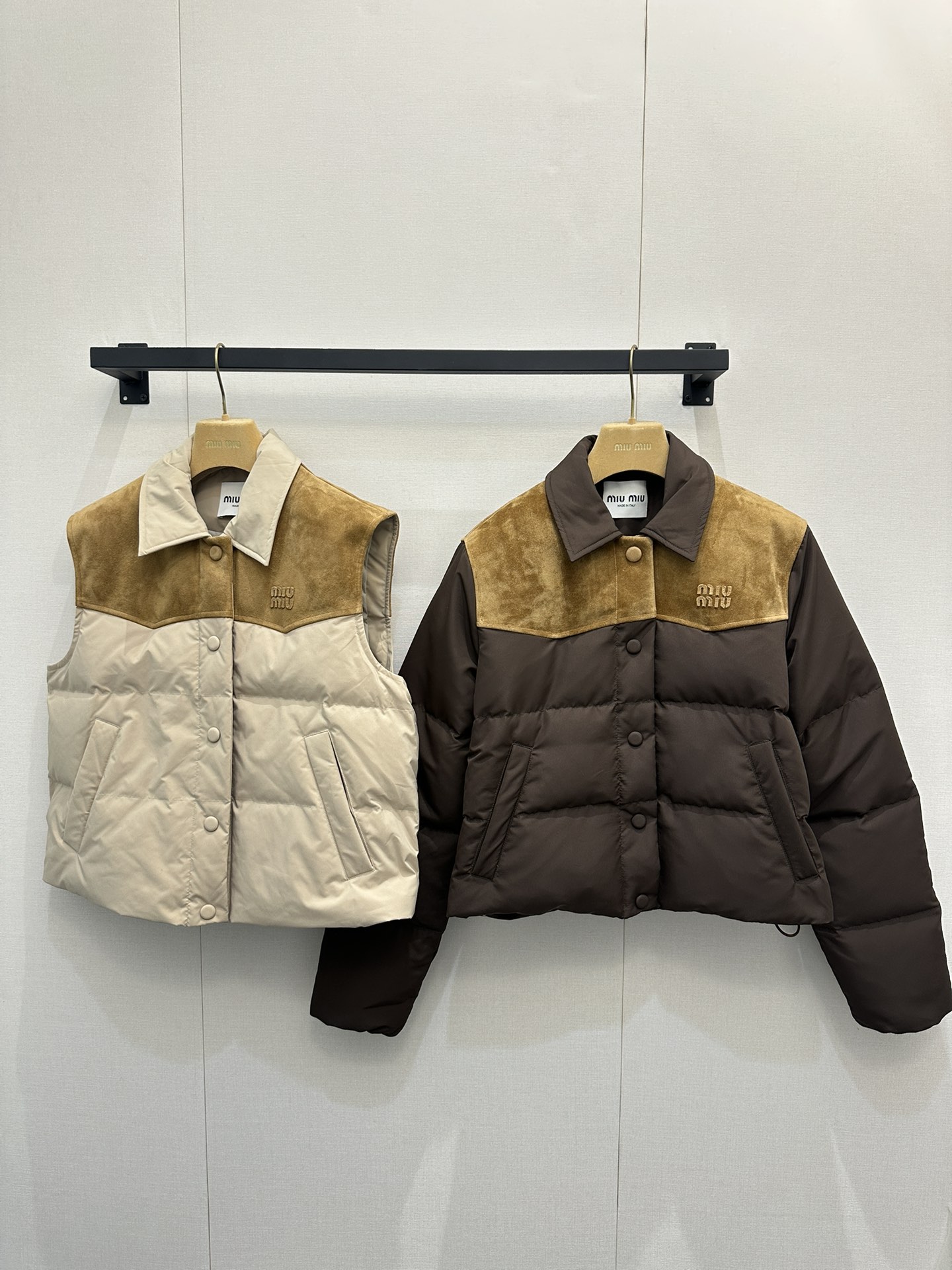 NO:624340,Comes with dust bag (specially crafted clothing cannot be washed, ironed, or touched with water) *25new high-definition suede and down jacket jacket is made of real suede and windproof and waterproof materials. The texture is super invincible and high-end!  The three-dimensional tailoring is very tolerant to your figure!  Exclusively customized imported yb suede cow leather with 90 national standard white goose down material, matching the material is time-consuming and expensive ~ brand logo embroidery embellishment on the chest, matching electroplating hardware accessories, the whole piece is low-key and connotative ~ easy to match with any combination ~ 1:1 awesome version The latest single product in early autumn, look for the exclusive high version SML large goods real shot,, jackets & coats, jackets & coats, down jacket, cowhide, chamois  leather,alexander wang19860909配防尘袋（特殊工艺衣物 不能水洗,不能熨烫,不能碰水） *25new高定秀款麂皮绒拼羽绒服夹克外套整件拼接做真麂皮绒与防风防水材质搭配质感超级无敌高级！立体剪裁版型对身材包容度极佳！ 独家定制进口yb麂皮牛皮革搭配90国标白鹅绒材质,对版材质出货费时且费料～胸前同色品牌logo刺绣点缀,对版电镀五金配饰,整件低调有内涵～随意搭配都轻松拿捏～1:1超赞版型 早秋最新单品 认准独家高版本 SML大货实拍,,jackets & coats,jackets & coats,down jacket,cowhide,chamois leather,alexander wang,Women's clothing