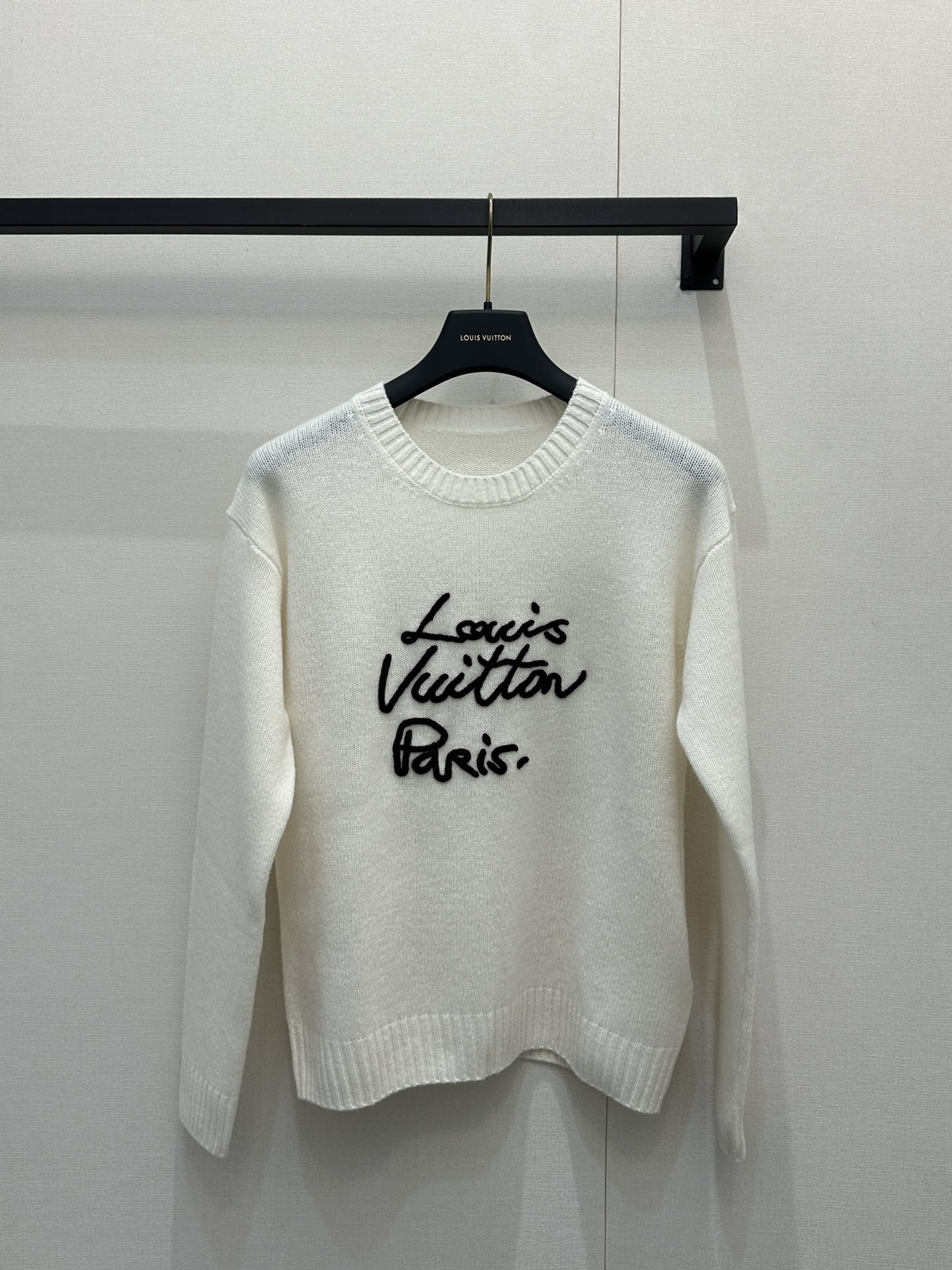 NO:624333,Louis Vuitton 25FW new autumn and winter Monogram embroidered cashmere knitted sweater | Original development and high-end production! Milky coffee color + gold embroidery, full of low-key luxury! Cashmere material, soft and delicate, super comfortable to wear next to the body, great for warmth in autumn and winter. The round neck design is simple and elegant, the cuffs and hem are ribbed, and the details are exquisite. The embroidered logo enhances recognition. Whether it is worn casually with jeans or elegantly with a skirt, it can be easily worn, and it is suitable for commuting or traveling!  SML real shots of large products,,louis vuitton,skirts,jeans,sweaters,alexander wang19860909Louis Vuitton 25FW秋冬新款Monogram刺绣羊绒针织毛衣|原版开发 高版出品!奶咖色+金色刺绣,低调奢华感满满!山羊绒材质,柔软细腻,贴身穿超舒服,秋冬保暖力在线器.圆领设计简约大方,袖口和下摆罗纹收口,细节精致.刺绣Logo提升辨识度,无论搭牛仔裤休闲还是配裙装优雅,都能轻松驾驭,通勤或出游都很适合！SML大货实拍,,louis vuitton,skirts,jeans,sweaters,alexander wang,Women's clothing