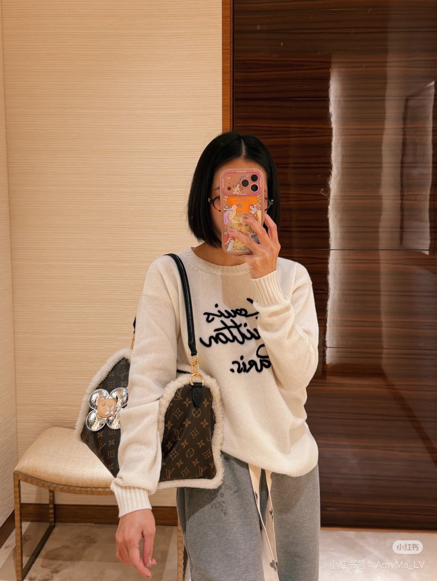 NO:624337,Louis Vuitton 25FW new autumn and winter Monogram embroidered cashmere knitted sweater | Original development and high-end production! Milky coffee color + gold embroidery, full of low-key luxury! Cashmere material, soft and delicate, super comfortable to wear next to the body, great for warmth in autumn and winter. The round neck design is simple and elegant, the cuffs and hem are ribbed, and the details are exquisite. The embroidered logo enhances recognition. Whether it is worn casually with jeans or elegantly with a skirt, it can be easily worn, and it is suitable for commuting or traveling!  SML,,louis vuitton,skirts,jeans,sweaters,alexander wang19860909Louis Vuitton 25FW秋冬新款Monogram刺绣羊绒针织毛衣|原版开发 高版出品!奶咖色+金色刺绣,低调奢华感满满!山羊绒材质,柔软细腻,贴身穿超舒服,秋冬保暖力在线器.圆领设计简约大方,袖口和下摆罗纹收口,细节精致.刺绣Logo提升辨识度,无论搭牛仔裤休闲还是配裙装优雅,都能轻松驾驭,通勤或出游都很适合！SML,,louis vuitton,skirts,jeans,sweaters,alexander wang,Women's clothing