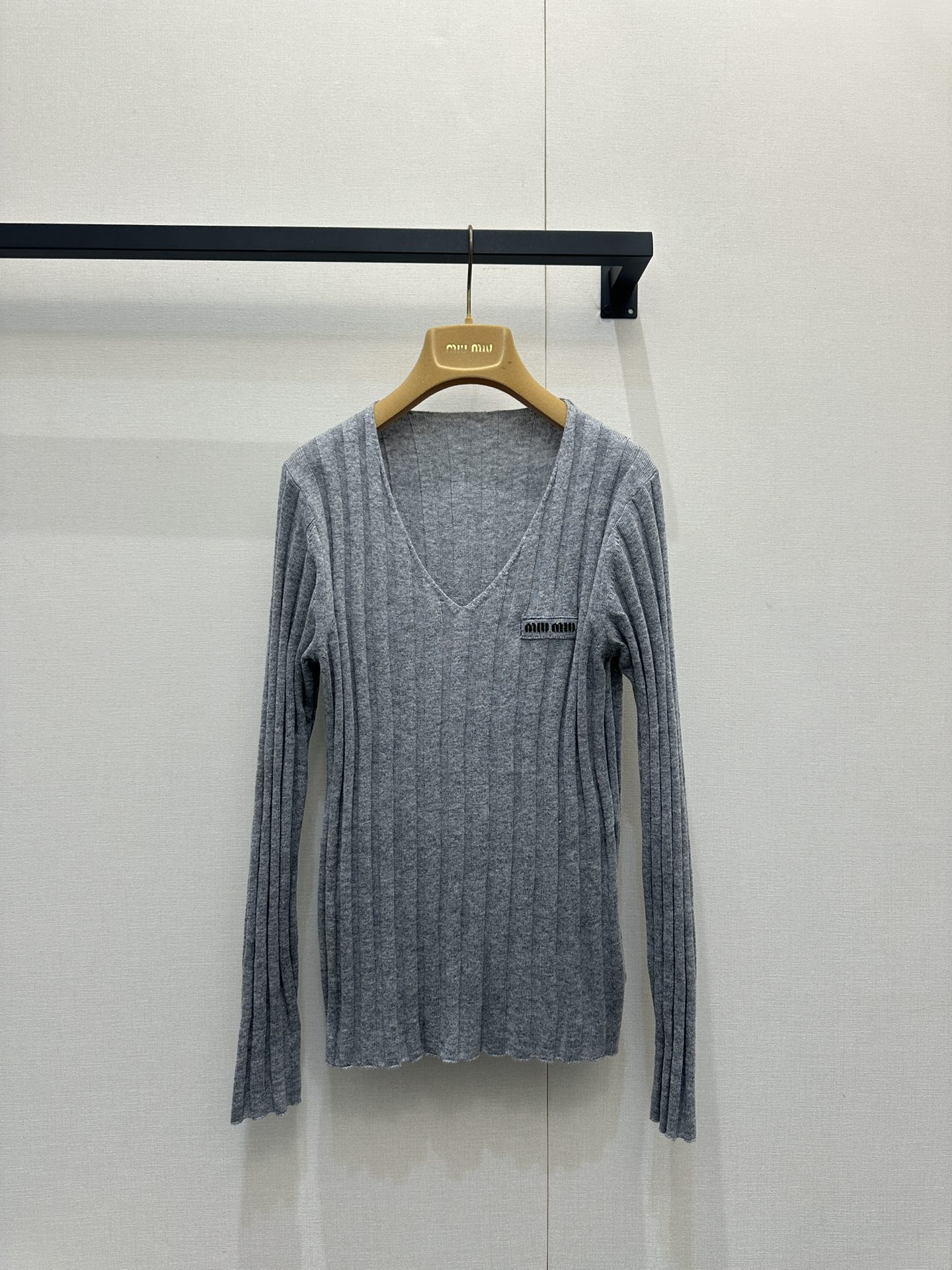 NO:624354,Miu顶级灰色毛衣定制羊毛+羊绒 舒适不扎.慵懒氛围感,版型廓形而宽松,V领设计 为整件衣服带来经典气息,随意搭配就可以啦,不管胖瘦都能驾驭,穿上整个人都不自觉洋溢了起来好看 穿不腻！  SML real shots of large products,,miumiu,sweaters,alexander wang19860909Miu顶级灰色毛衣定制羊毛+羊绒 舒适不扎.慵懒氛围感,版型廓形而宽松,V领设计 为整件衣服带来经典气息,随意搭配就可以啦,不管胖瘦都能驾驭,穿上整个人都不自觉洋溢了起来好看 穿不腻！SML大货实拍,,miumiu,sweaters,alexander wang,Women's clothing