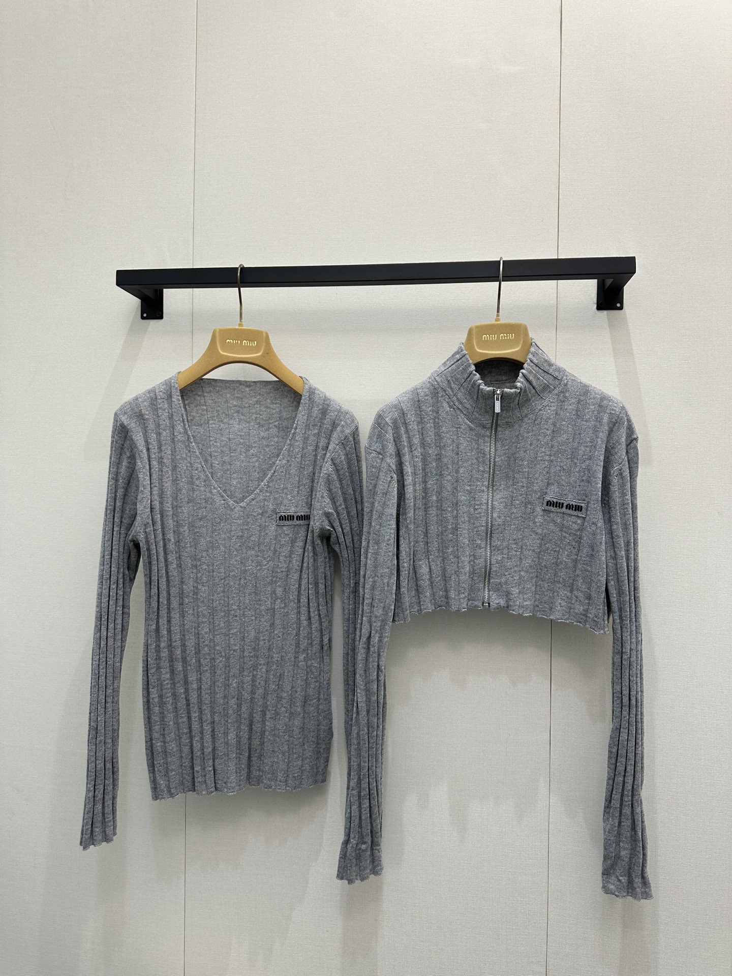 NO:624361,Miu's top-grade gray sweater is made from wool + cashmere and is comfortable and not tight. The short leaky waist zipper design brings a classic atmosphere to the whole dress. You can mix it with you casually. It can be controlled regardless of whether you are fat or thin. When you put it on, you will not consciously feel overflowing and look good. You will not get tired of wearing it!  SML real shots of large products,,miumiu,sweaters,alexander wang19860909Miu顶级灰色毛衣定制羊毛+羊绒 舒适不扎.短款漏腰拉链设计 为整件衣服带来经典气息,随意搭配就可以啦,不管胖瘦都能驾驭,穿上整个人都不自觉洋溢了起来好看 穿不腻！SML大货实拍,,miumiu,sweaters,alexander wang,Women's clothing