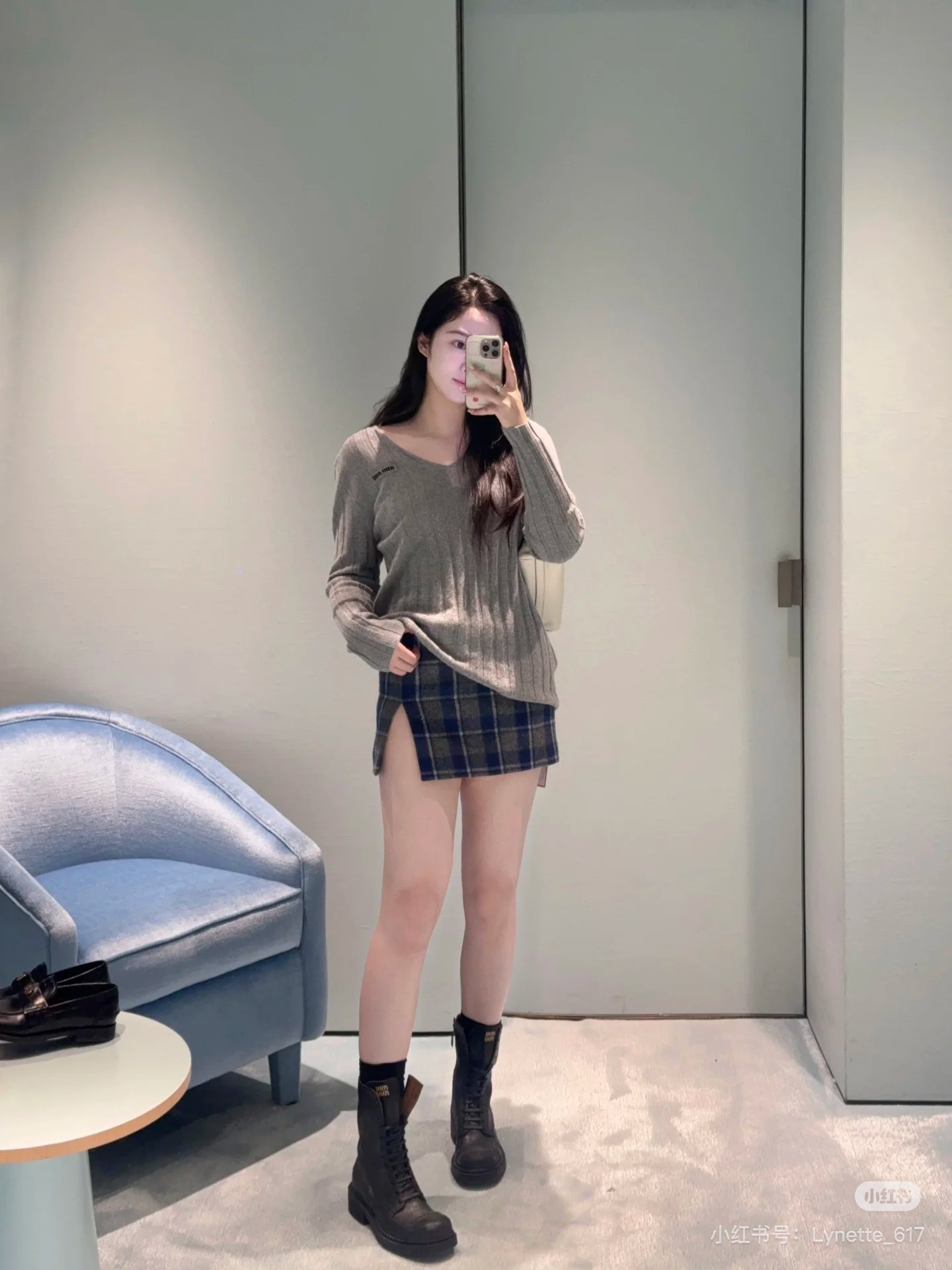 NO:624358,Miu's top-grade gray sweater is made of custom-made wool + cashmere. It is comfortable and not tight. It has a lazy atmosphere. The silhouette is loose and the V-neck design brings a classic atmosphere to the whole dress. You can mix it with you casually. It can be controlled regardless of whether you are fat or thin. When you put it on, you will not consciously feel overwhelmed and look good. You will not get tired of wearing it!  SML,,miumiu,sweaters,alexander wang19860909Miu顶级灰色毛衣定制羊毛+羊绒 舒适不扎.慵懒氛围感,版型廓形而宽松,V领设计 为整件衣服带来经典气息,随意搭配就可以啦,不管胖瘦都能驾驭,穿上整个人都不自觉洋溢了起来好看 穿不腻！SML,,miumiu,sweaters,alexander wang,Women's clothing