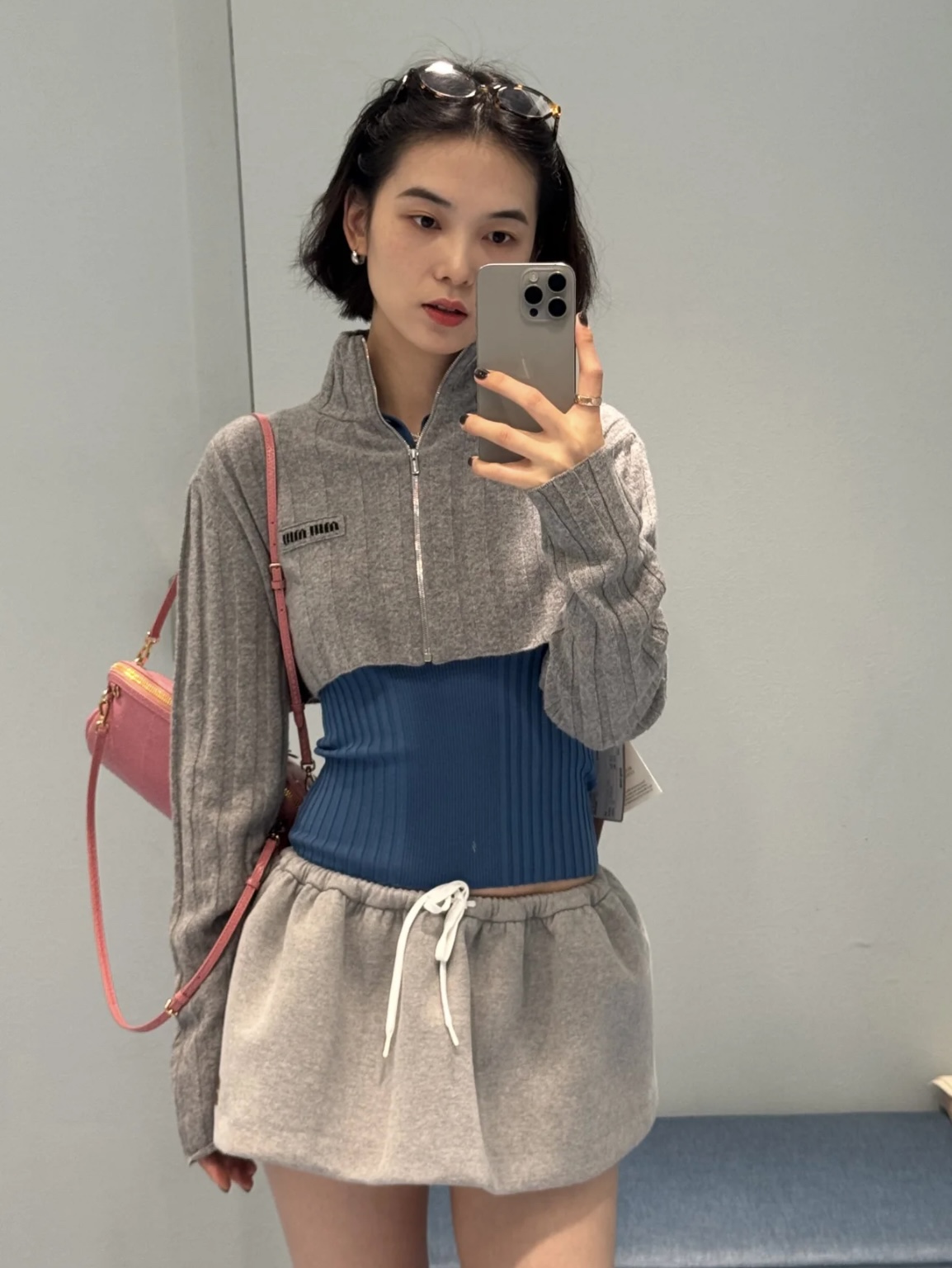 NO:624329,Miu's top-grade gray sweater is made from wool + cashmere and is comfortable and not tight. The short leaky waist zipper design brings a classic atmosphere to the whole dress. You can mix it with you casually. It can be controlled regardless of whether you are fat or thin. When you put it on, you will not consciously feel overflowing and look good. You will not get tired of wearing it!  SML,,miumiu,sweaters,alexander wang19860909Miu顶级灰色毛衣定制羊毛+羊绒 舒适不扎.短款漏腰拉链设计 为整件衣服带来经典气息,随意搭配就可以啦,不管胖瘦都能驾驭,穿上整个人都不自觉洋溢了起来好看 穿不腻！SML,,miumiu,sweaters,alexander wang,Women's clothing
