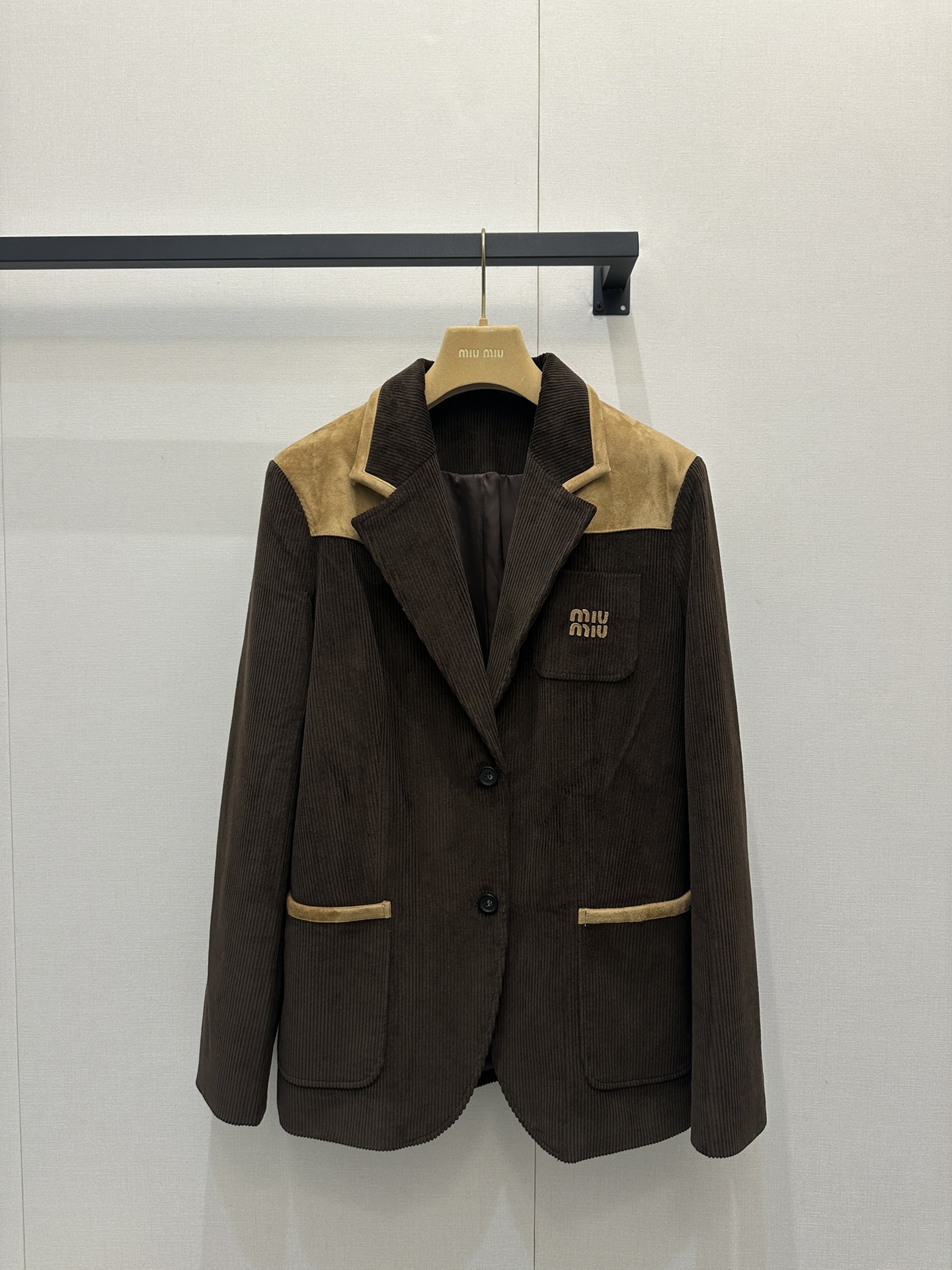 NO:624332,(Specially crafted clothing cannot be washed, ironed, or touched with water) Miu Miu corduroy unlocks high-end autumn and winter retro aesthetics. The corduroy suit jacket combines the warmth of corduroy with the delicacy of suede, and expresses winter intellectually with the neat silhouette of the suit. Pair it with a classic blue shirt and layer it with two fake cardigans, injecting it into the classic college style and injecting a touch of luxury and elegance that does not follow the trend~  The lower body is in a suede pleated skirt of the same color, and there is a bookish agility in the steps. A pair of old-colored short boots are just right to converge the overall silhouette, and freeze the cool moment in the next second ~ Real photos of large goods,,miumiu,boots,skirts,jackets & coats,business suit,chamois leather,alexander wang19860909（特殊工艺衣物 不能水洗 不能熨烫 不能碰水） Miu Miu灯芯绒解锁高阶秋冬复古美学 灯芯绒西装外套糅合灯芯绒的温润与麂皮的细腻,将西装的利落廓形,将冬日知性地表达/ 内搭经典蓝色衬衣叠穿假两件开衫,注入于经典学院风中,注入一丝不随流的奢雅气质~ 下半身同色系麂皮百褶裙,步履间流淌着书卷气的灵动,脚蹬一双做旧色短靴,恰到好处地收敛整体轮廓,定格下秒的飒爽瞬间~大货实拍,,miumiu,boots,skirts,jackets & coats,business suit,chamois leather,alexander wang,Women's clothing