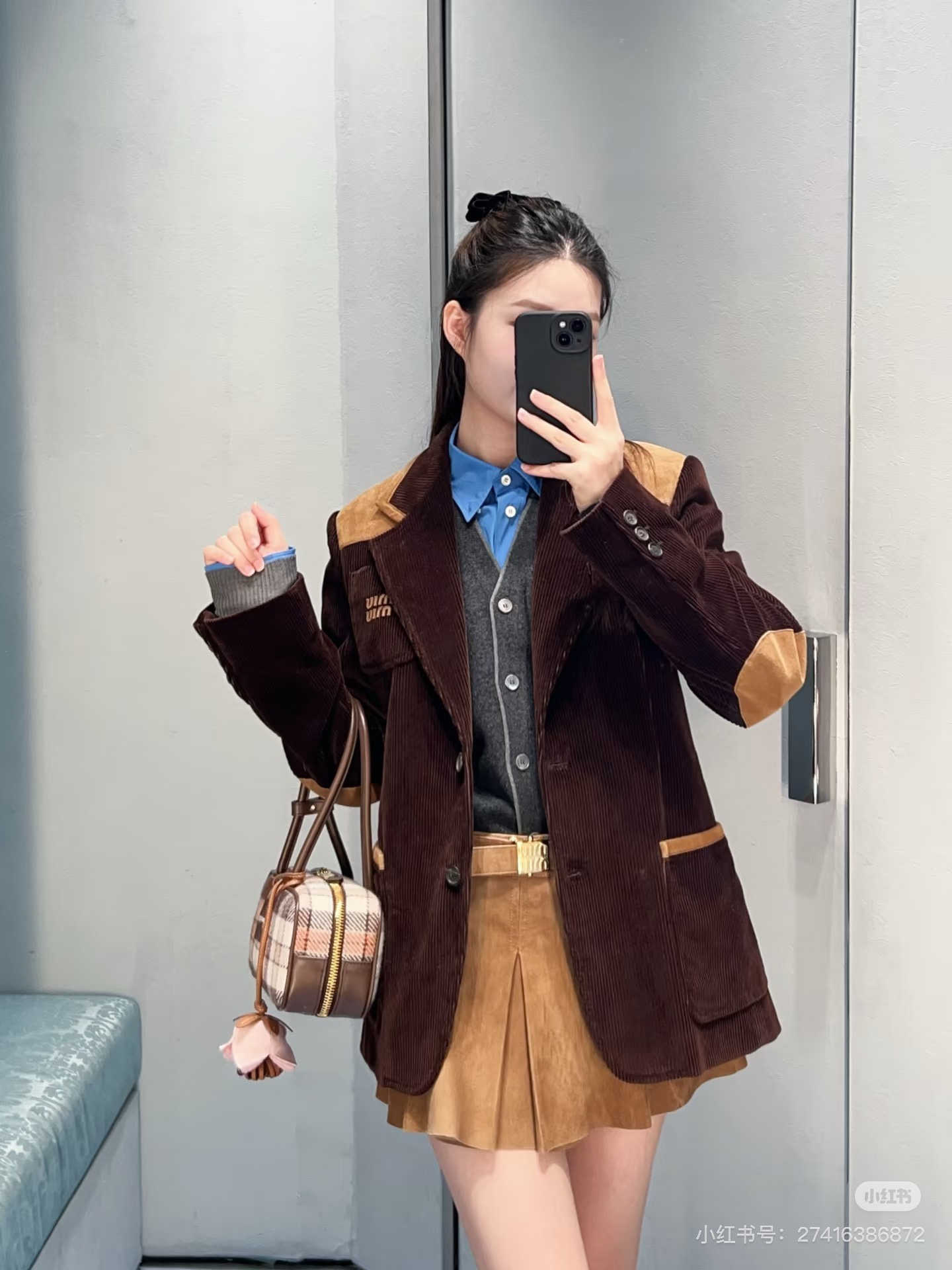 NO:624336,(Specially crafted clothing cannot be washed, ironed, or touched with water) Miu Miu corduroy unlocks high-end autumn and winter retro aesthetics. The corduroy suit jacket combines the warmth of corduroy with the delicacy of suede, and expresses winter intellectually with the neat silhouette of the suit. Pair it with a classic blue shirt and layer it with two fake cardigans, injecting it into the classic college style and injecting a touch of luxury and elegance that does not follow the trend~  The lower body is in a suede pleated skirt of the same color, and there is a bookish agility in the steps. A pair of old-colored short boots are just right to converge the overall silhouette and freeze the cool moment~,,miumiu,boots,skirts,jackets & coats,business suit,chamois leather,alexander wang19860909（特殊工艺衣物 不能水洗 不能熨烫 不能碰水） Miu Miu灯芯绒解锁高阶秋冬复古美学 灯芯绒西装外套糅合灯芯绒的温润与麂皮的细腻,将西装的利落廓形,将冬日知性地表达/ 内搭经典蓝色衬衣叠穿假两件开衫,注入于经典学院风中,注入一丝不随流的奢雅气质~ 下半身同色系麂皮百褶裙,步履间流淌着书卷气的灵动,脚蹬一双做旧色短靴,恰到好处地收敛整体轮廓,定格下秒的飒爽瞬间~,,miumiu,boots,skirts,jackets & coats,business suit,chamois leather,alexander wang,Women's clothing