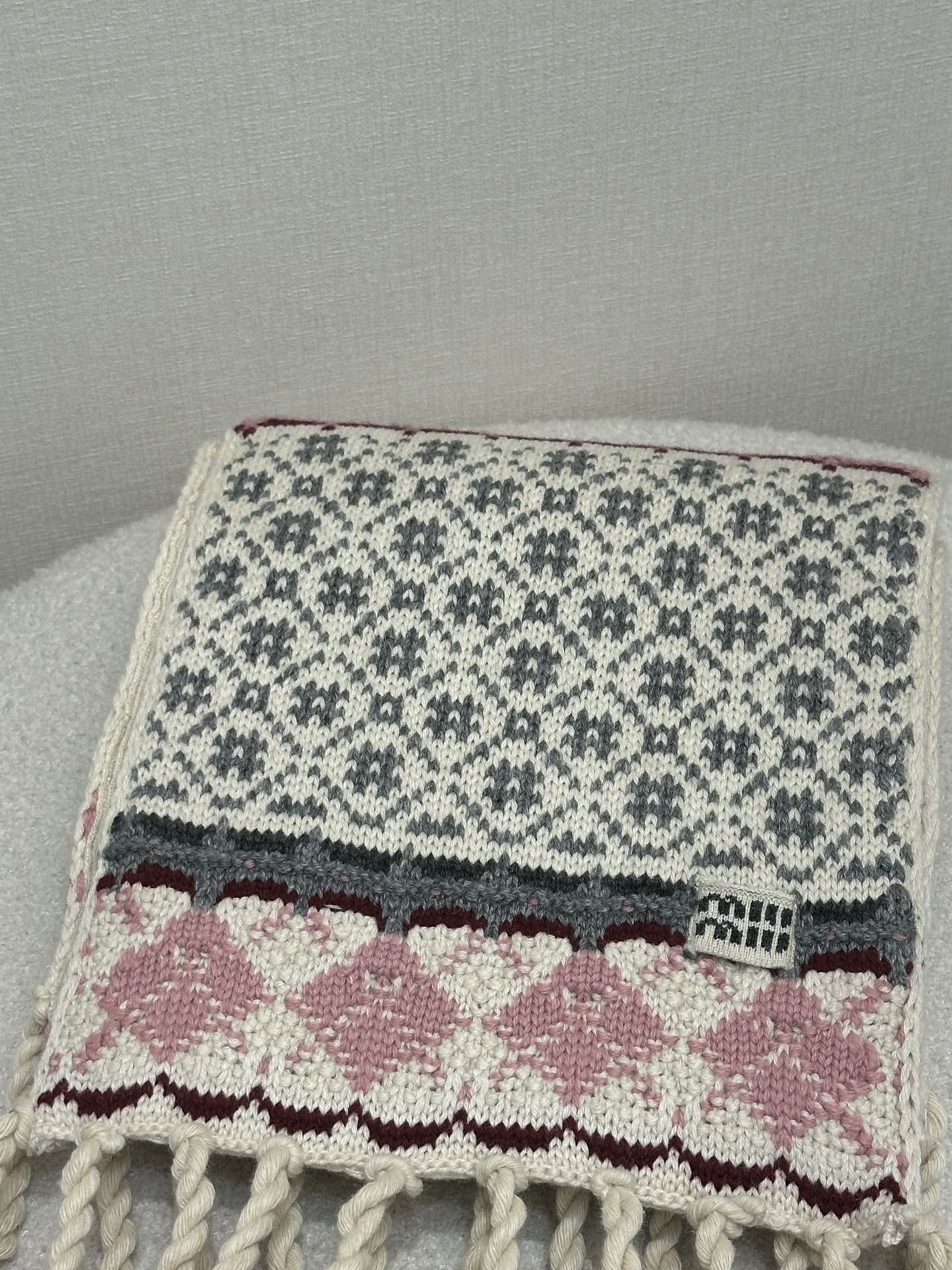 NO:625183,*25new Fair Isle cashmere wool scarf. It has a soft and delicate wrapping feel. It looks very sweet when matched with various outfits~ Exclusively customized imported yb cashmere and wool blend material, embellished with contrasting logo patterns, highlighting the brand's unique charm and personality!  The pendant tassel design is the overall highlight, a must-have artifact in autumn and winter ~ 1:1 awesome version, the latest item, look for the exclusive high version, one-size-fits-all, real shot, alexander wang19860909*25new费尔岛羊绒羊毛围巾 软糯细腻的包裹感,搭配各种穿搭显得整个人非常甜美～ 独家定制进口yb羊绒羊毛混纺材质,撞色徽标图案点缀,凸显品牌独有的魅力个性！吊坠流苏设计做整体亮点,秋冬季节必备神器～1:1超赞版型,最新单品,认准独家高版本 均码大货实拍,,alexander wang,Women's clothing