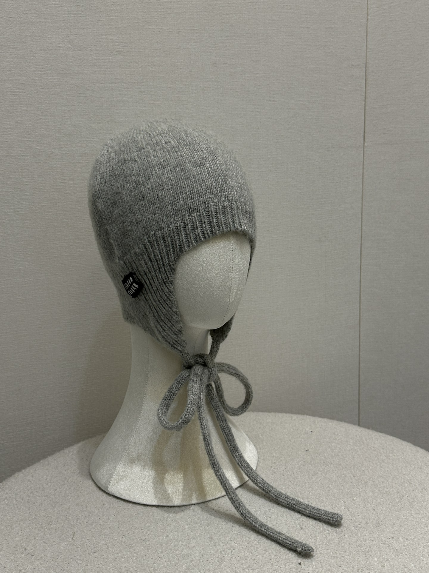 NO:625193,Miu25 new product series cashmere cold hat with contrasting letter logo, perfect for winter matching!  The soft and glutinous embroidered logo is three-dimensional and exquisite. It has super elasticity and is easy to style. It is perfect for daily matching!  Exclusively customized and imported yb cashmere material, super versatile for daily wear ~ hats that are not fussy have always been very popular!  A must-have cool hat regardless of your face shape!  1:1 Awesome version, the latest single product in early autumn, look for the exclusive high version, real stock of large quantities, miumiu, hats, alexander wang19860909Miu25新品系列撞色字母徽标羊绒冷帽,冬季搭配神器！软软糯糯刺绣logo立体精致 超大弹力不挑头型,日常随意搭配都绝美！ 独家定制进口yb山羊绒材质,超级百搭日常穿搭后搭配～不挑头型的帽子一直很受欢迎！不挑脸型的冷帽必须拥有！1:1超赞版型,早秋最新单品,认准独家高版本 现货大货实拍,,miumiu,hats,alexander wang,Women's clothing