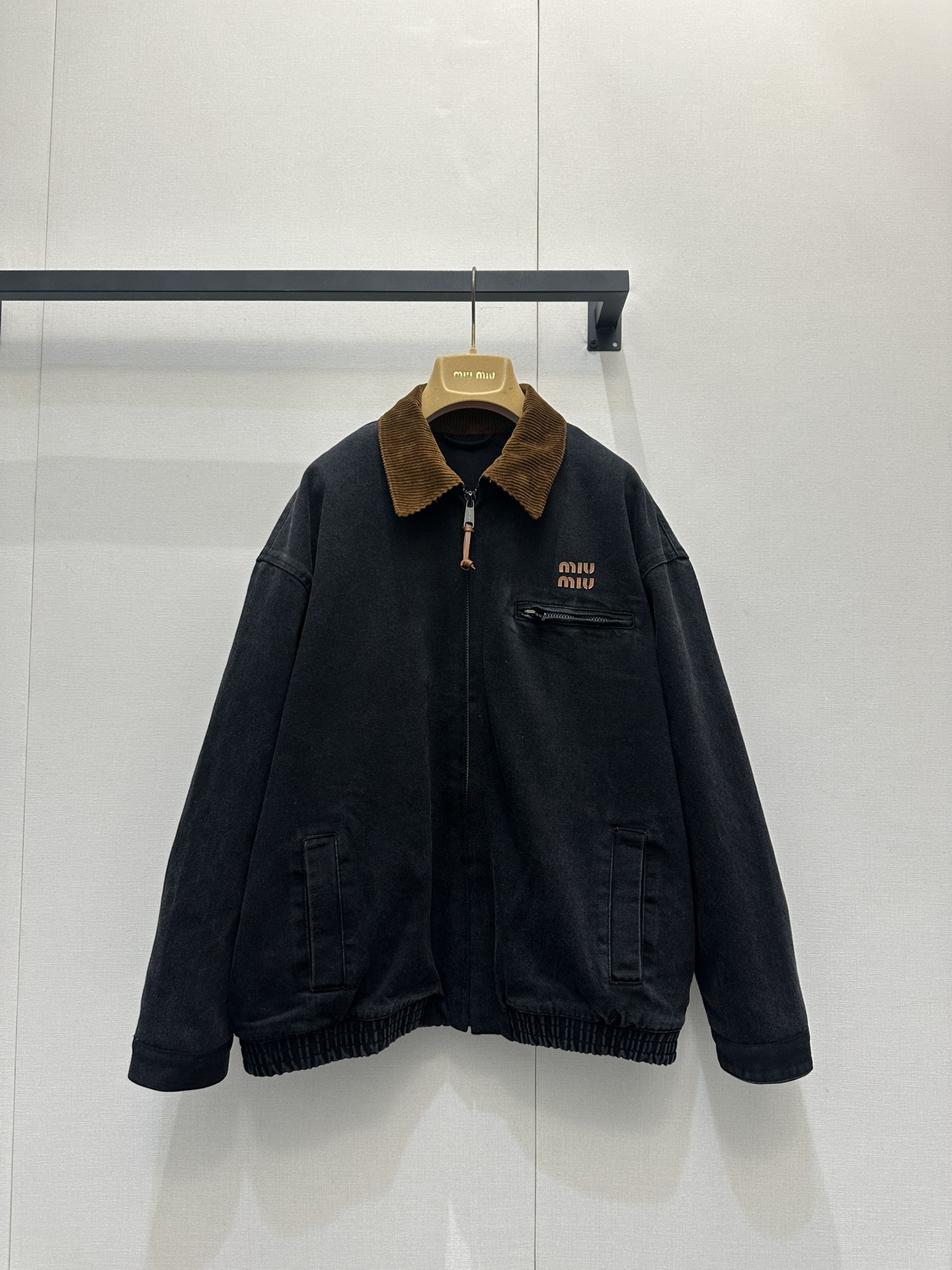 NO:655313,Miu Miu's new autumn and winter corduroy contrasting patchwork work jacket. Original development and high quality production. So beautiful. The dopamine girl is back. Who said autumn and winter can't be pink? Miu Miu pink jacket is here!  I love bright winter coats so much!  Who said autumn and winter can’t be pink? A perfect bag with a perfect sense of atmosphere. The pink color is too cute!  Like a marshmallow. Different styles of college-style outfits. Sweetness is coming. Look for my version. Ready for sale. SML real shots of large products,,miumiu,jackets & coats,alexander wang19860909Miumiu 秋冬新款 灯芯绒撞色拼接工装外套 原版开发 高品质出品 太美啦 多巴胺少女回归 谁说秋冬不能粉嫩 Miu Miu粉色系外套来咯！太爱亮色系冬日外套了！妥妥的氛围感神器包出谁说秋冬不能粉嫩 神器包出片的～粉色也太可爱啦！像一朵棉花糖 不同风格的学院风穿搭 甜美来袭 认准我家版本 现货发售 SML大货实拍,,miumiu,jackets & coats,alexander wang,Women's clothing