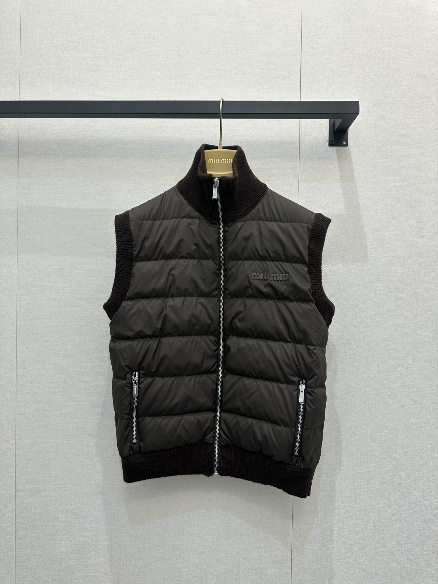 NO:625203,Comes with dust bag Miu25Fw new autumn and winter thin knitted splicing zipper down jacket vest丨Original development!  High quality production!  It is filled with high-fill down, which is as light as weight but full of warmth; the ingenious splicing of knitted sleeves and down body not only has the softness and skin-friendlyness of knitting, but also has the heat-locking power of down, eliminating the bulkiness of layered wear.  The sense of style is completely gone. The splicing design hides quilting details, the zipper is smooth and neat, and the classic brand logo low-key highlights the identity and style. Ready-made S/M/L large goods, real shots,,miumiu,down  jacket,alexander wang19860909配防尘袋 Miu25Fw秋冬新款 轻薄针织拼接拉链羽绒服马甲丨原版开发！高版出品！甄选高蓬松度羽绒填充,轻若无物却暖意满格；针织袖身与羽绒衣身的拼接巧思,既有针织的柔糯亲肤,又具羽绒的锁温实力,让层叠穿搭的臃肿感彻底退场.拼接设计暗藏绗缝细节,拉链顺滑利落,经典品牌标识低调彰显身份格调.现货发售S/M/L大货实拍,,miumiu,down jacket,alexander wang,Women's clothing