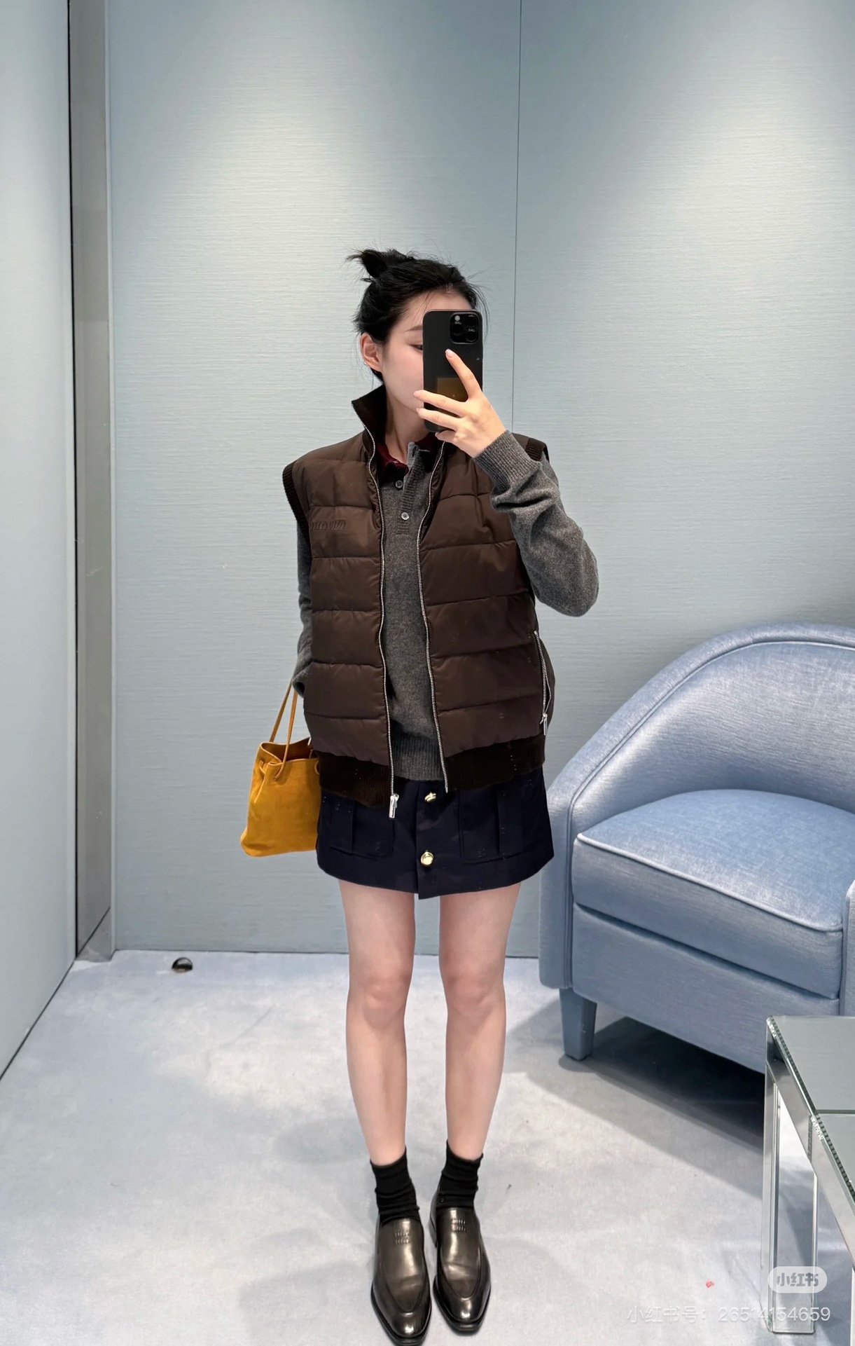 NO:625208,Miu25Fw new autumn and winter thin knitted splicing zipper down jacket vest丨original development!  High quality production!  It is filled with high-fill down, which is light but warm; the ingenious splicing of knitted sleeves and down body not only has the softness and skin-friendlyness of knitting, but also has the warmth-locking strength of down, completely eliminating the bloated feeling of layered wear. The splicing design hides quilting details, the zipper is smooth and neat, and the classic brand logo is low-key to highlight the identity and style. Ready for sale S/M/L,,miumiu,down  jacket,alexander wang19860909Miu25Fw秋冬新款 轻薄针织拼接拉链羽绒服马甲丨原版开发！高版出品！甄选高蓬松度羽绒填充,轻若无物却暖意满格；针织袖身与羽绒衣身的拼接巧思,既有针织的柔糯亲肤,又具羽绒的锁温实力,让层叠穿搭的臃肿感彻底退场.拼接设计暗藏绗缝细节,拉链顺滑利落,经典品牌标识低调彰显身份格调.现货发售S/M/L,,miumiu,down jacket,alexander wang,Women's clothing
