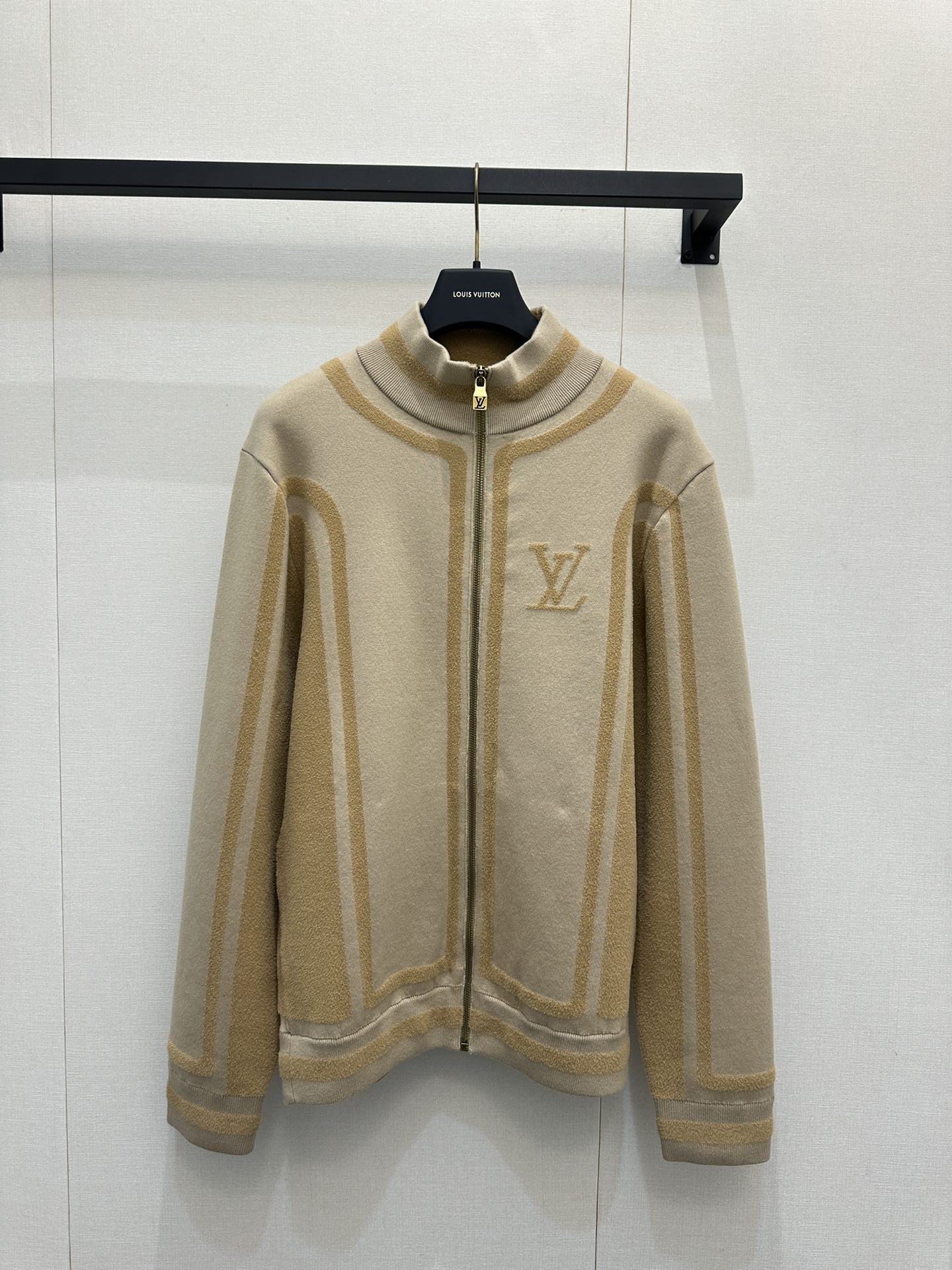 NO:625212,The main body of the new LOUIS VUITTON 25 is made of beige knitted material, decorated with gradient stripes of the same color, giving it a visual sense of hierarchy. It has a three-dimensional 'LV' logo on the front and a brand logo decoration on the zipper. It adopts a high collar + ribbed edge design, taking into account both warmth and neatness. The texture is soft and has a certain thickness, suitable for autumn and winter wear; jacquard or intarsia technology is used in the craftsmanship to present stripes and logo details. SML real shot of the goods, Louis  vuitton,louis vuitton,alexander wang19860909LOUIS VUITTON 25新款主体为米色针织材质,搭配同色系渐变条纹装饰,视觉上有层次感 正面带有立体“LV”标志,拉链处有品牌标识装饰 采用高领+罗纹收边设计,兼顾保暖性与版型利落度.质感柔软且有一定厚度,适合秋冬穿着；工艺上采用提花或嵌花技术呈现条纹与Logo细节.SML大货实拍,,louis vuitton,louis vuitton,alexander wang,Women's clothing