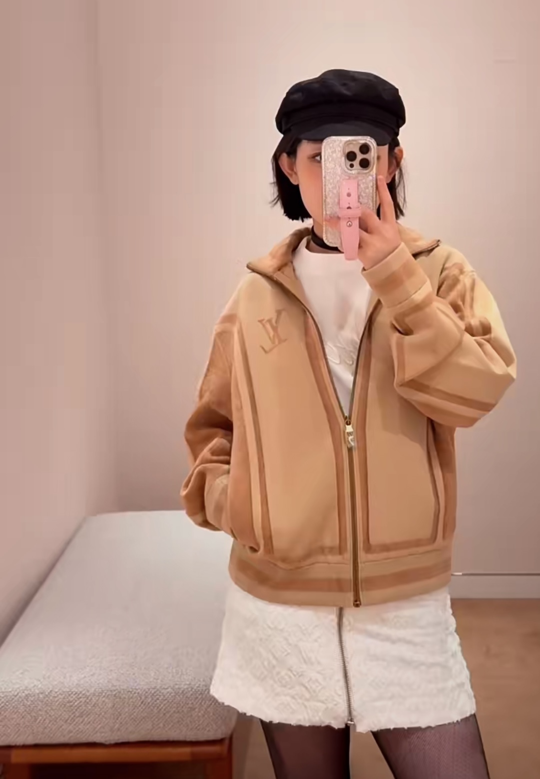 NO:625169,The main body of the new LOUIS VUITTON 25 is made of beige knitted material, decorated with gradient stripes of the same color, giving it a visual sense of hierarchy. It has a three-dimensional 'LV' logo on the front, and the zipper is decorated with a brand logo. It adopts a high collar + ribbed edge design, taking into account both warmth and sharpness. The texture is soft and has a certain thickness, suitable for autumn and winter wear; jacquard or intarsia technology is used in the craftsmanship to present stripes and logo details. SML,, louis vuitton, louis  vuitton,alexander wang19860909LOUIS VUITTON 25新款主体为米色针织材质,搭配同色系渐变条纹装饰,视觉上有层次感 正面带有立体“LV”标志,拉链处有品牌标识装饰 采用高领+罗纹收边设计,兼顾保暖性与版型利落度.质感柔软且有一定厚度,适合秋冬穿着；工艺上采用提花或嵌花技术呈现条纹与Logo细节.SML,,louis vuitton,louis vuitton,alexander wang,Women's clothing