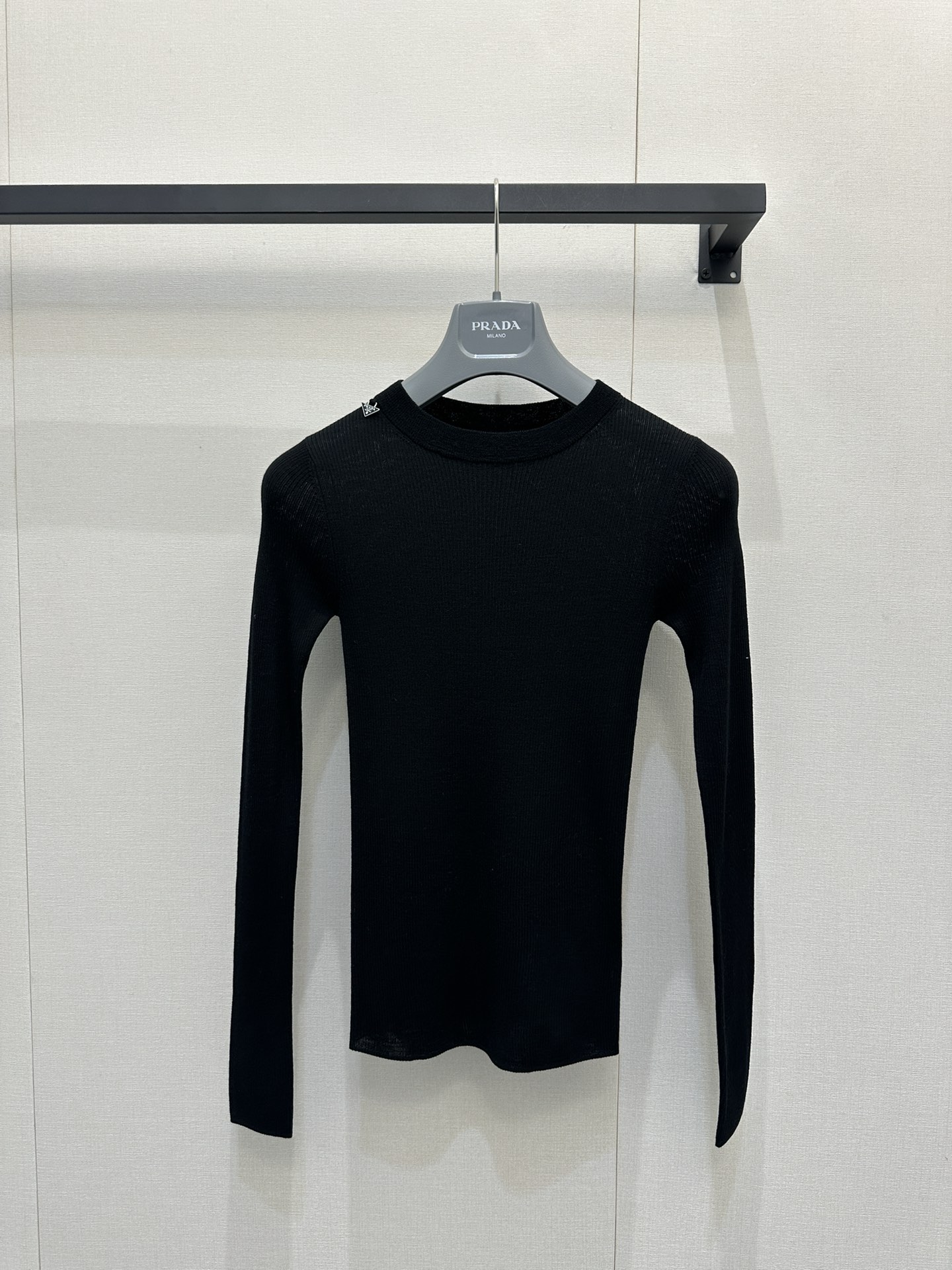 NO:625174,PRAD*25 new autumn and winter style. The top version of the thin stand-up collar sweater has a minimalist and refined sense of low-key. It is made of fine-count wool and is actually more comfortable than expected. It is suitable for frequent wear. The stretch frame is very elastic and can be easily worn as an inner layer without being bloated. It looks ordinary, but you may not be able to fully appreciate its advantages through pictures. The comfort of the upper body is the key!  Actual shots of SML large products, prada, alexander wang19860909PRAD*25秋冬新款 顶级版本轻薄立领针织衫极简精致并存的低调感,精纺细支数羊毛针织,实际上身舒适感超出了预期,适合频繁穿着,拉架弹力很大,轻松做内搭不会臃肿,看似普通,通过图片可能无法完全体会其优势的衣服,上身的舒适感是其关键！SML大货实拍,,prada,alexander wang,Women's clothing