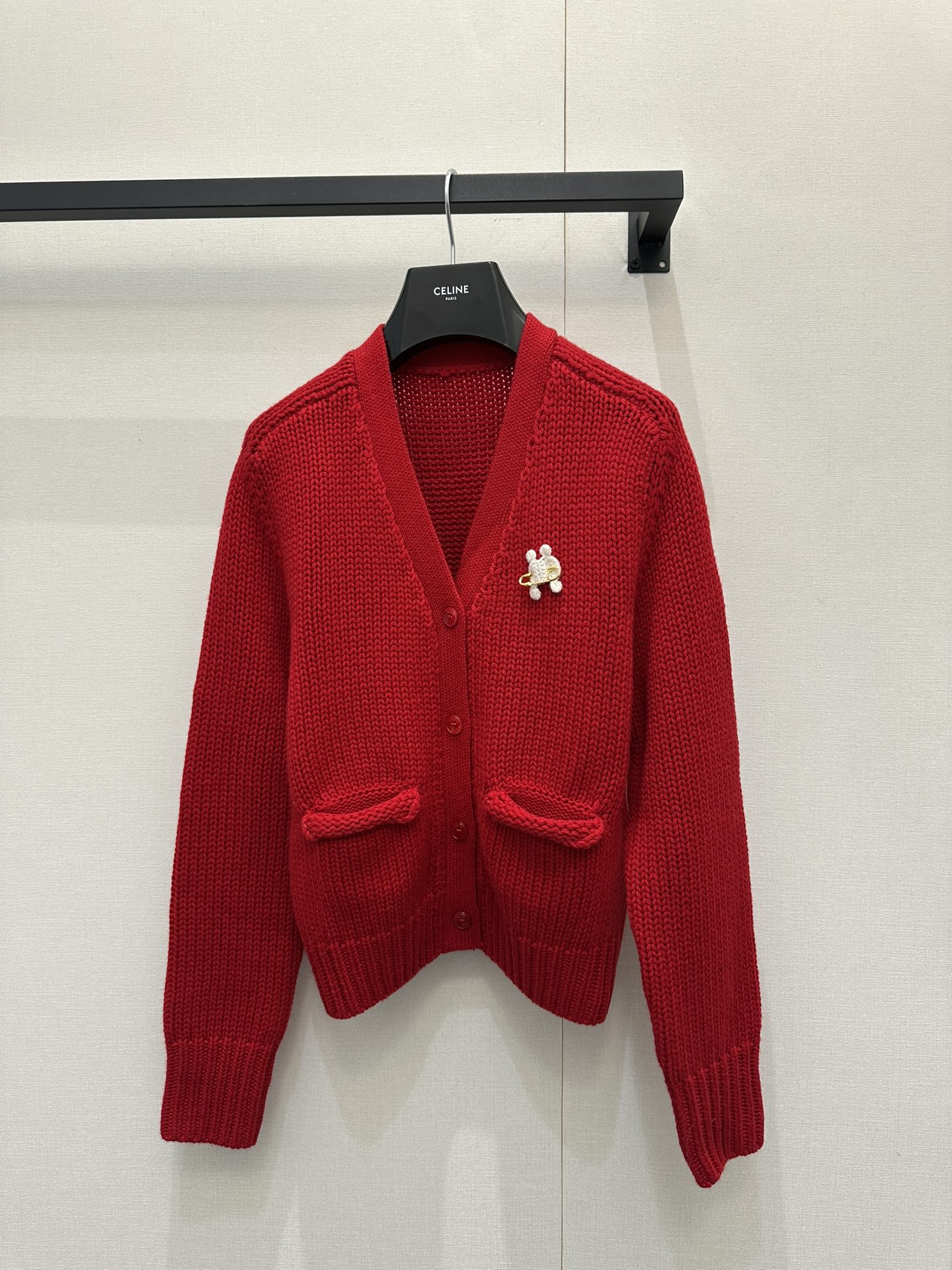 NO:627266,CELINE's white and red V-neck knitted cardigan. The red Arc de Triomphe logo on the chest is very recognizable. The short design elongates the body proportions. The cashmere material is soft and skin-friendly. It is comfortable and high-end to wear. Whether worn with trousers or skirts, you can easily create a French relaxed atmosphere ~ SML real photos of large products,,celine,skirts,alexander wang19860909CELINE这款白色红色 V领针织开衫,胸前红色凯旋门徽标超有辨识度,短款设计拉长身材比例羊绒材质软糯亲肤,穿着舒适又高级.无论搭裤装还是裙装,都能轻松打造法式松弛氛围感～SML大货实拍,,celine,skirts,alexander wang,Women's clothing