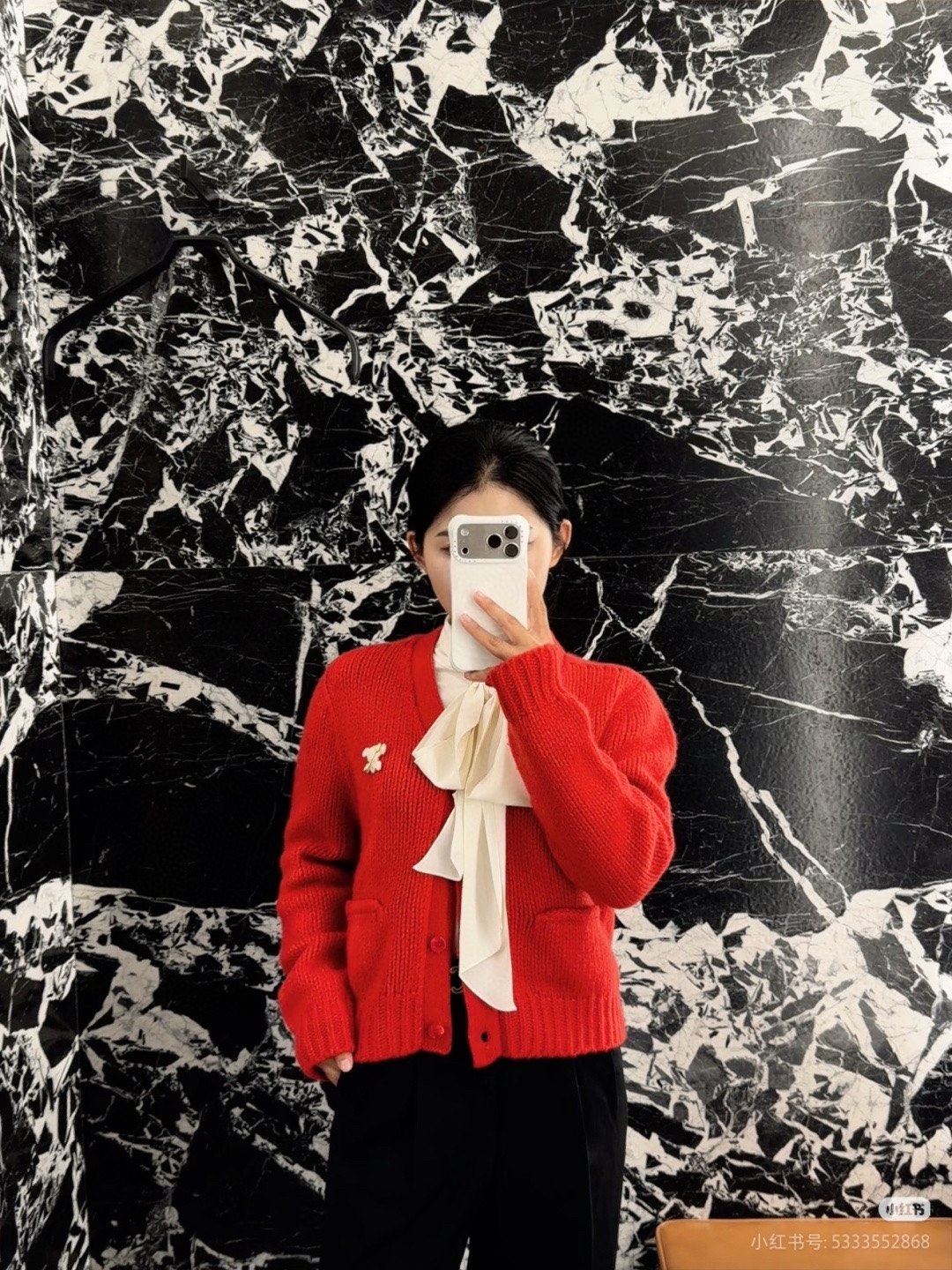 NO:627274,p CELINE's white and red V-neck knitted cardigan. The red Arc de Triomphe logo on the chest is very recognizable. The short design elongates the body proportions. The cashmere material is soft and skin-friendly. It is comfortable and high-end to wear. Whether worn with trousers or skirts, you can easily create a French relaxed atmosphere~SML,,celine,skirts,alexander wang19860909p CELINE这款白色红色 V领针织开衫,胸前红色凯旋门徽标超有辨识度,短款设计拉长身材比例羊绒材质软糯亲肤,穿着舒适又高级.无论搭裤装还是裙装,都能轻松打造法式松弛氛围感～SML,,celine,skirts,alexander wang,Women's clothing