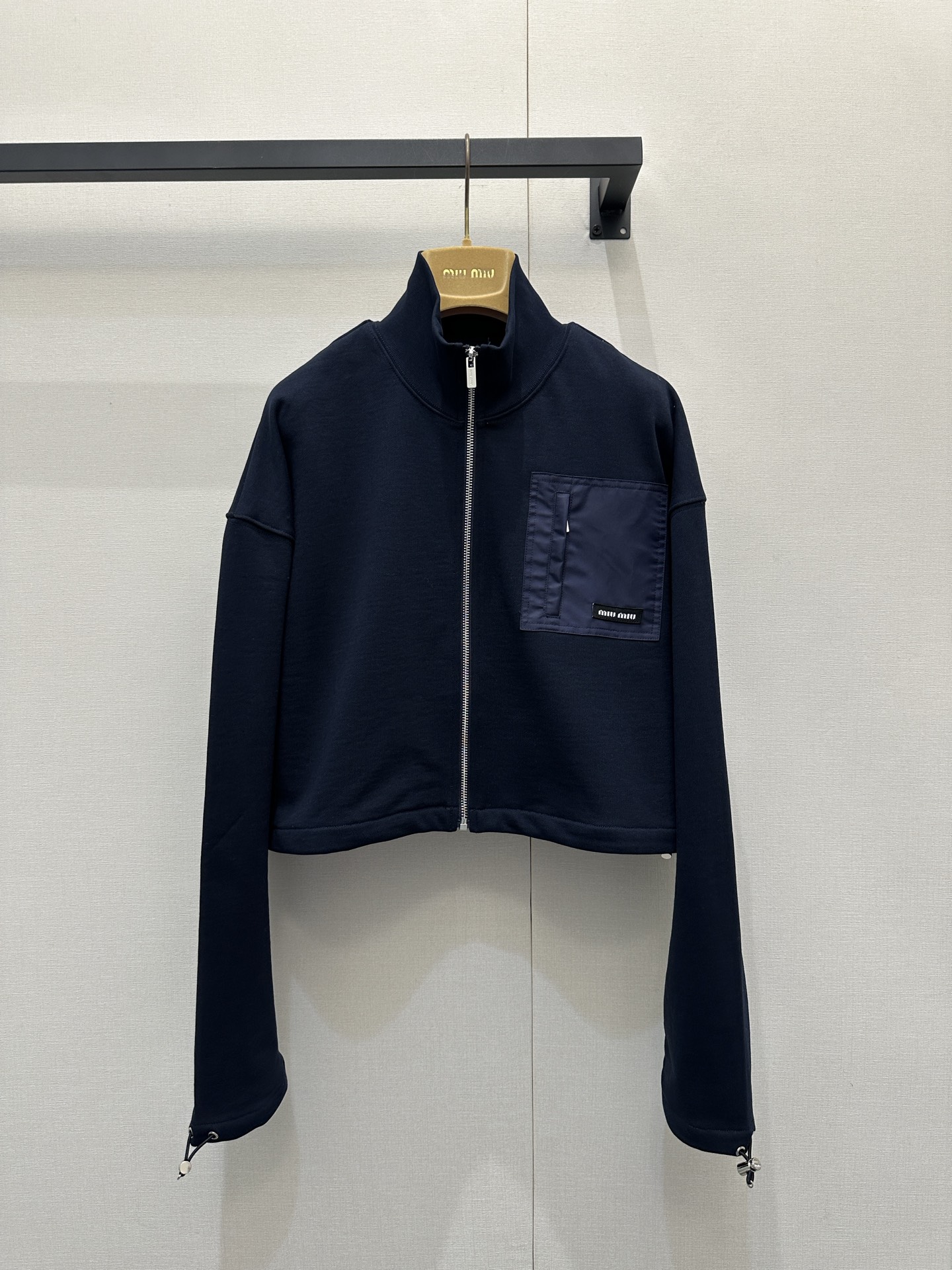 NO:627282,Coat MiuMi* 25FW new autumn and winter style, navy blue pocket zipper jacket + skirt suit | Exclusively developed by yb!  High quality production!  The stand-up collar zipper + loose silhouette hides the flesh and has a youthful feel. Contrast patch pockets + metal zipper embellishment, workwear-style small details add sophistication. The drawstring design at the hem can be loosened or tightened. The 'lazy curvature' short A-line skirt made of the same material is suitable for different body types. It has a high waist + slightly hip-hugging version, and the leg length is directly stretched!  Ready sale S/M/L large goods, real shots,,miumiu,skirts,jackets & coats,jackets & coats,alexander wang19860909外套MiuMi* 25FW秋冬新款 藏青兜饰拉链夹克+半裙套装丨独家yb开发！高版出品！立领拉链+宽松廓形,藏肉又自带少年感,撞料贴袋+金属拉链缀饰,工装风小细节拉满精致度,下摆抽绳设计,可松可紧,适配不同身材的“慵懒弧度”同料短款A字裙,高腰+微包臀版型,腿长直接拉满！现货发售S/M/L大货实拍,,miumiu,skirts,jackets & coats,jackets & coats,alexander wang,Women's clothing